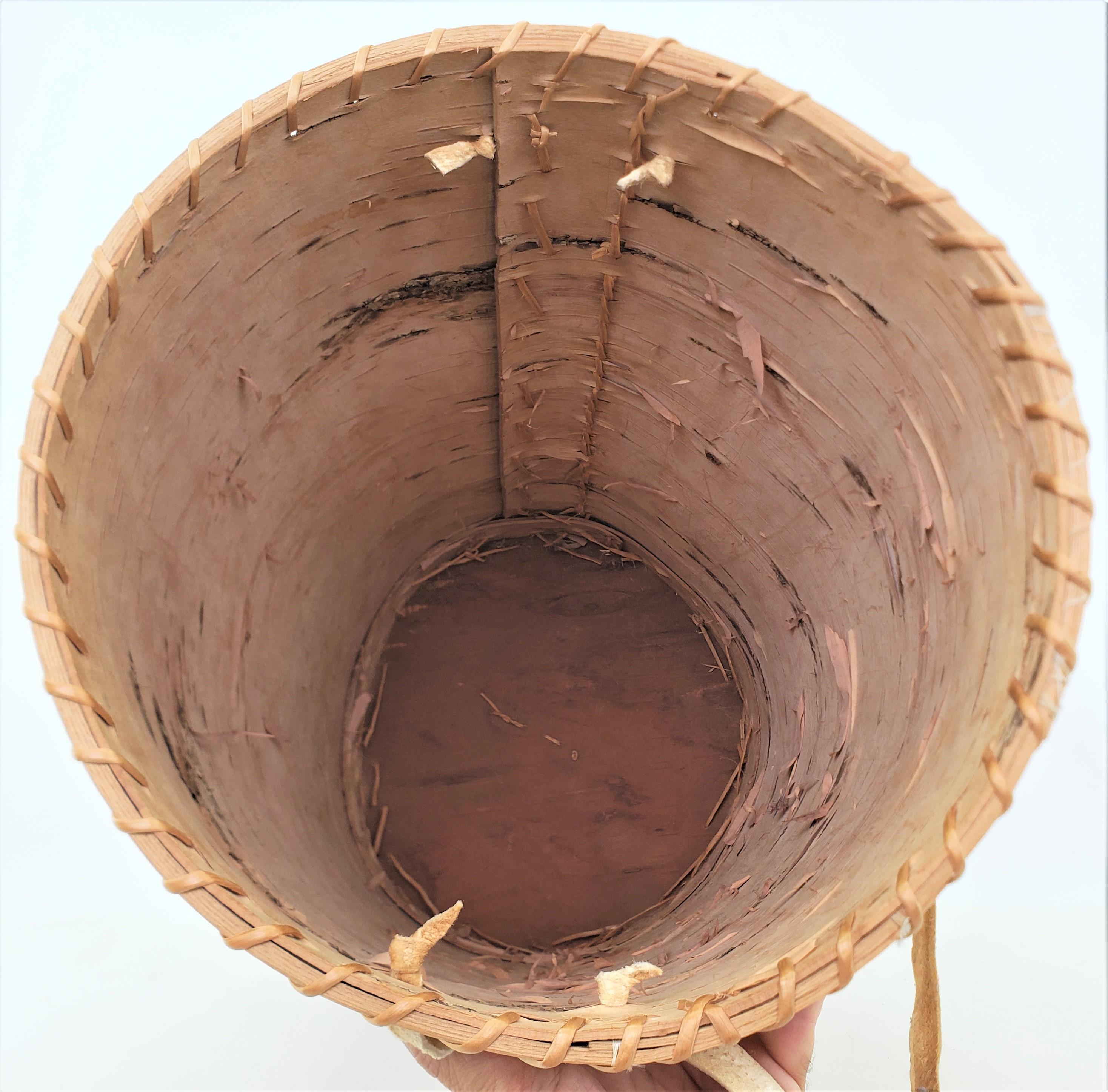 Large Vintage Indigenous Canadian Lidded Birch Bark Painted Shoulder Basket  For Sale 5