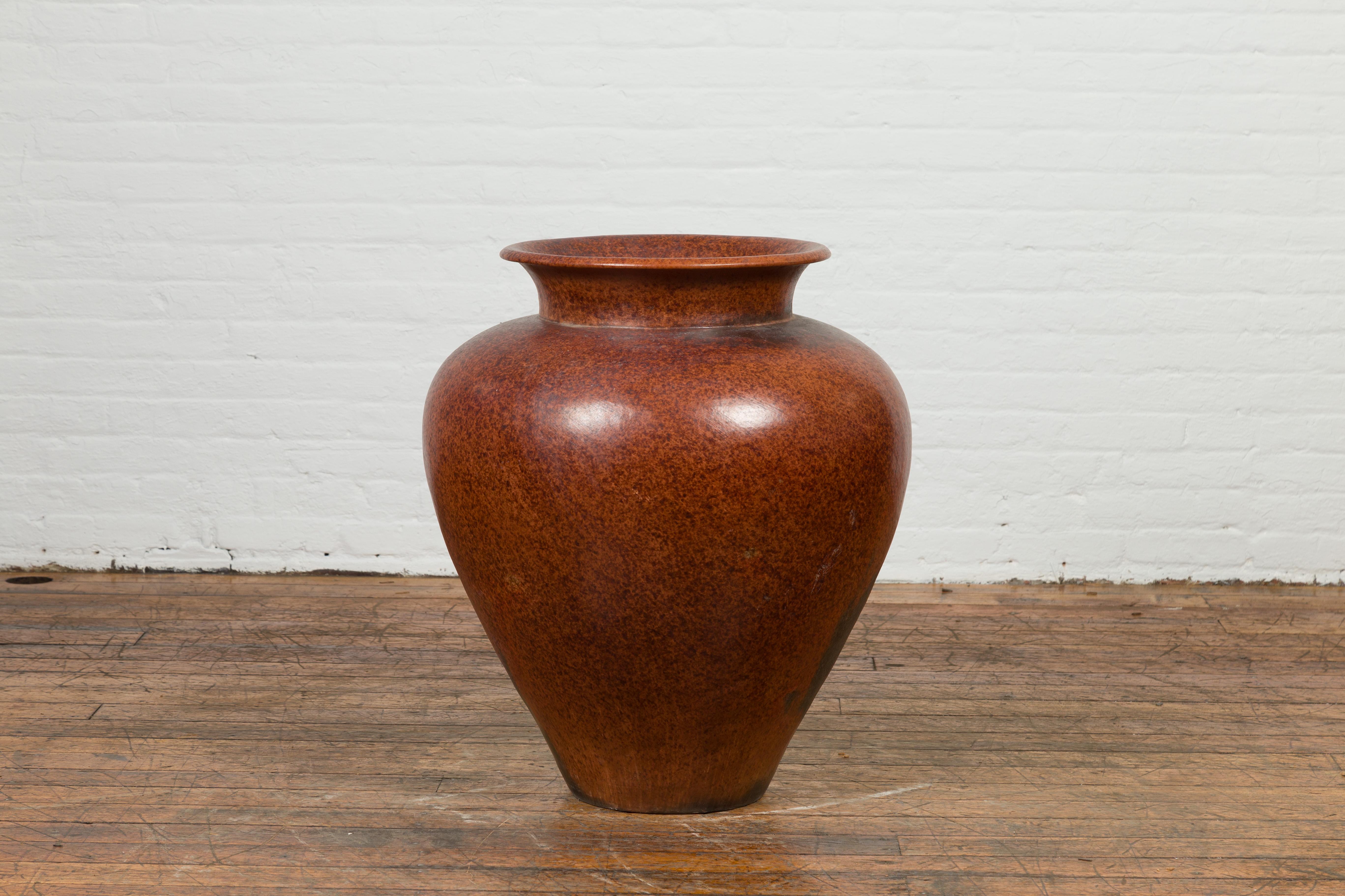 Indonésien Grand vase en poterie indonésienne vintage de Madura avec patine marron vieillie en vente