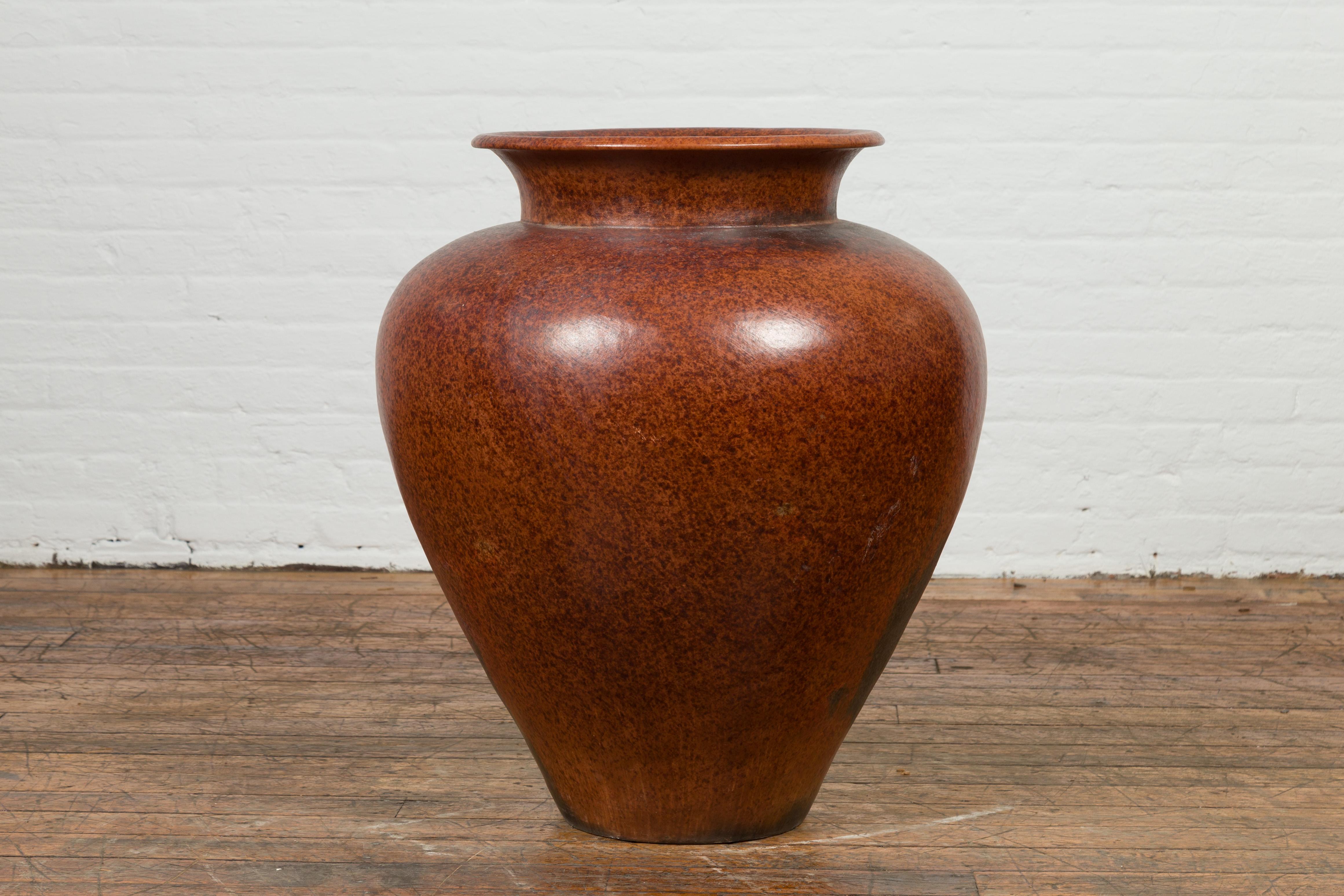 Grand vase en poterie indonésienne vintage de Madura avec patine marron vieillie Bon état - En vente à Yonkers, NY