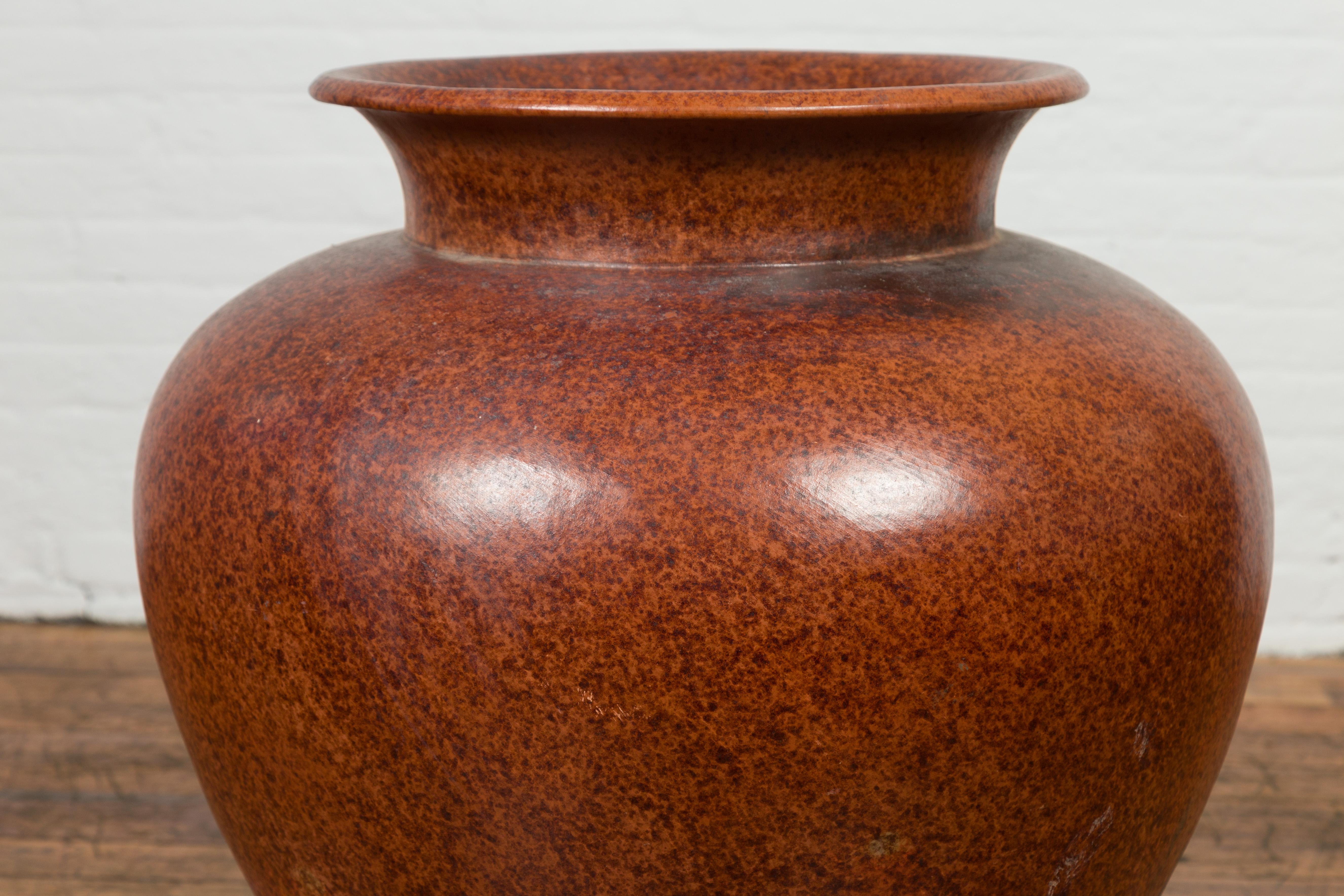 Poteries Grand vase en poterie indonésienne vintage de Madura avec patine marron vieillie en vente