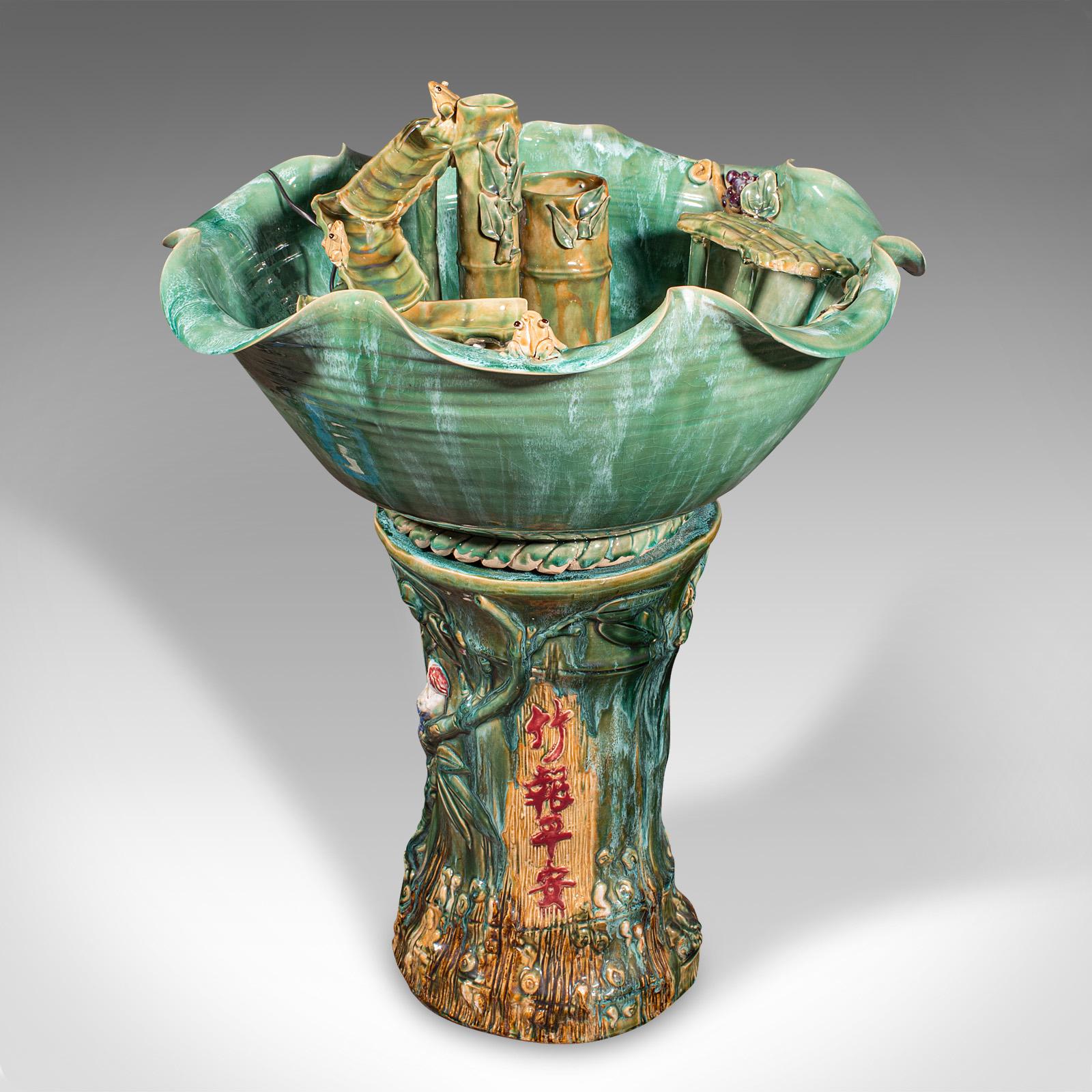 
Dies ist ein großes Vintage-Wasserspiel für den Innenbereich. Eine chinesische Fischschale aus Keramik auf einem Sockel im Art-déco-Stil, aus dem späten 20. Jahrhundert, um 1980.

Bringen Sie das sanfte Plätschern von Wasser in Ihr Wohnzimmer oder