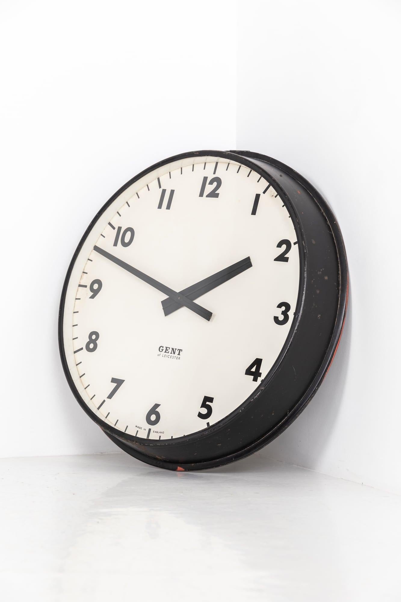 Grande et imposante horloge d'usine noire fabriquée en Angleterre par Gents of Leicester. C.1930.

Cette horloge est restée en parfait état d'origine, le boîtier noir peint en usine ayant été ciré pour préserver la patine accumulée au fil des ans.