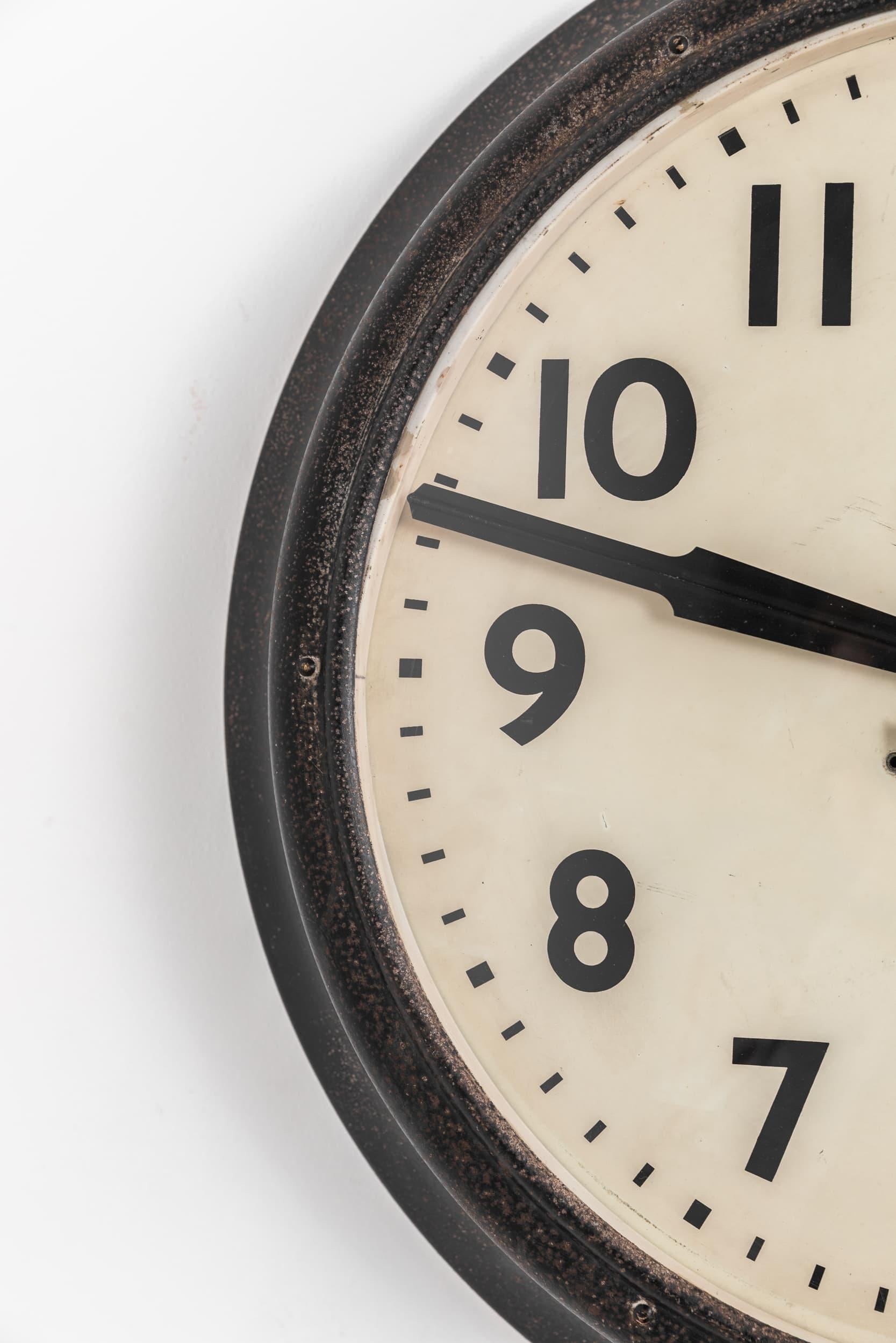 Wunderschönes Exemplar der kultigen Wanduhr von Smiths English Clock Systems, um 1950

Der Wagen befindet sich in absolutem Originalzustand, wobei die schwarze Werkslackierung beibehalten wurde, die eine schöne Patina entwickelt hat. Smith Sectric