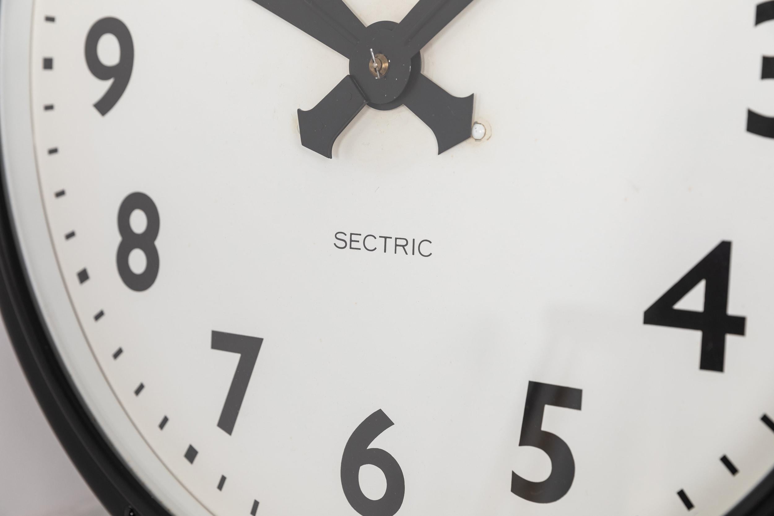 Large Vintage Industrial Art Deco Metal Smiths Electric Wall Clock, circa 1950 In Good Condition In London, GB