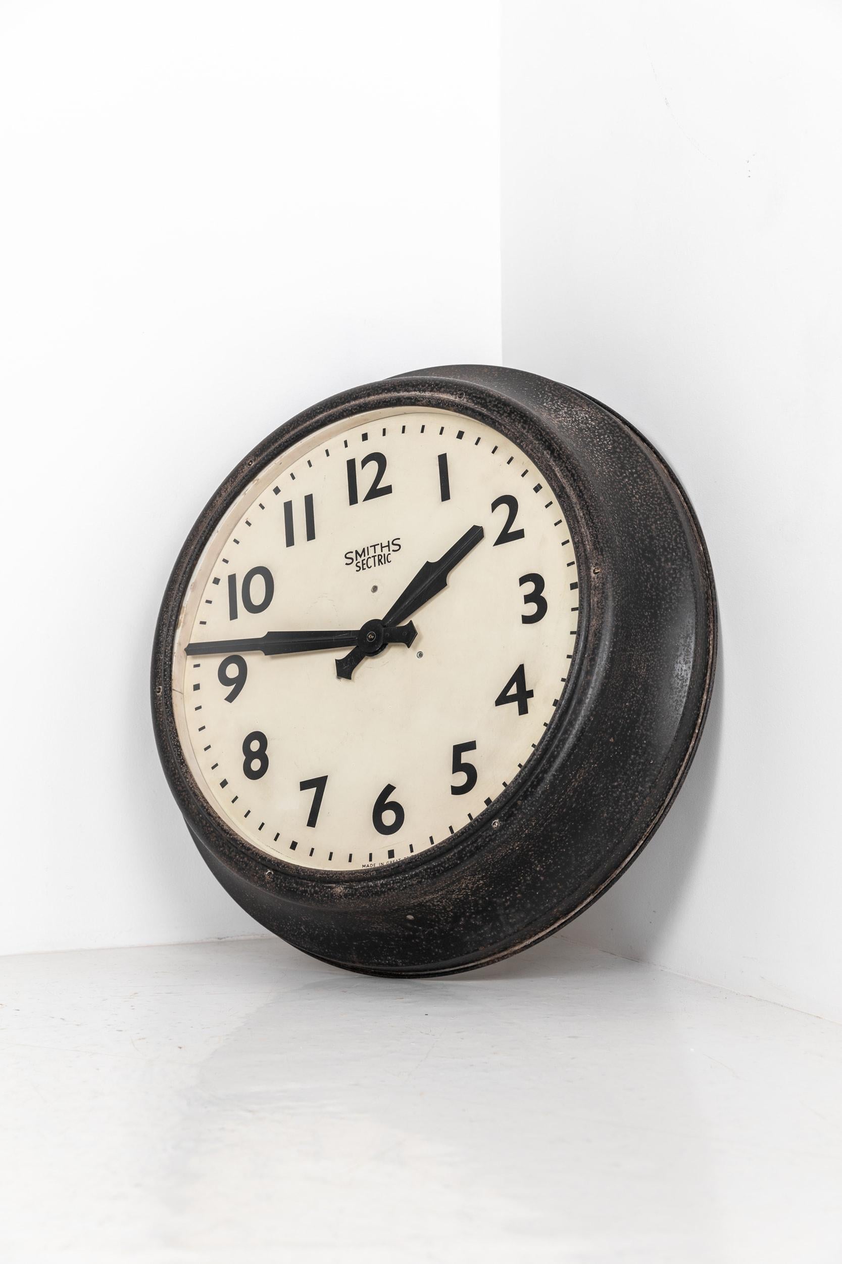 Large Vintage Industrial Art Deco Metal Smiths Electric Wall Clock, circa 1950 In Fair Condition For Sale In London, GB