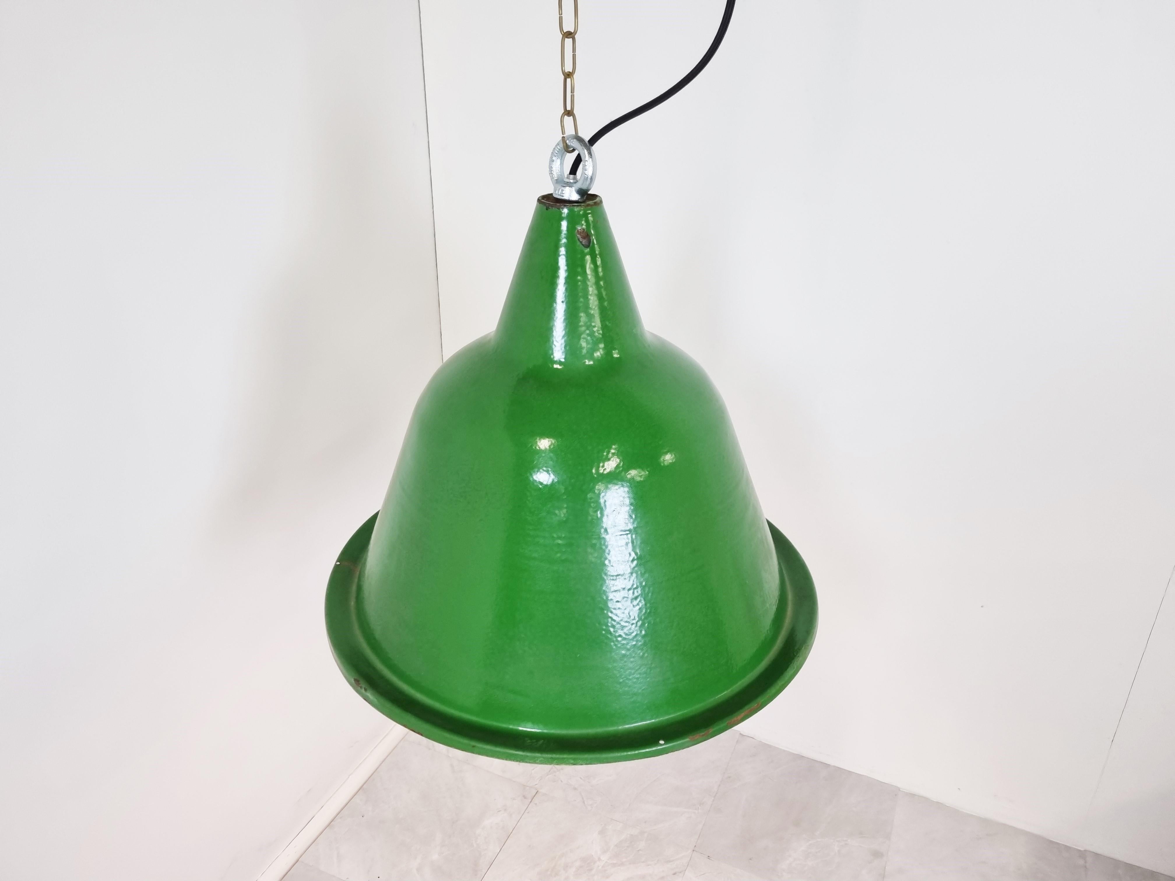 Industriel Grandes lampes à suspension industrielles vintage en émail vert, années 1960 en vente