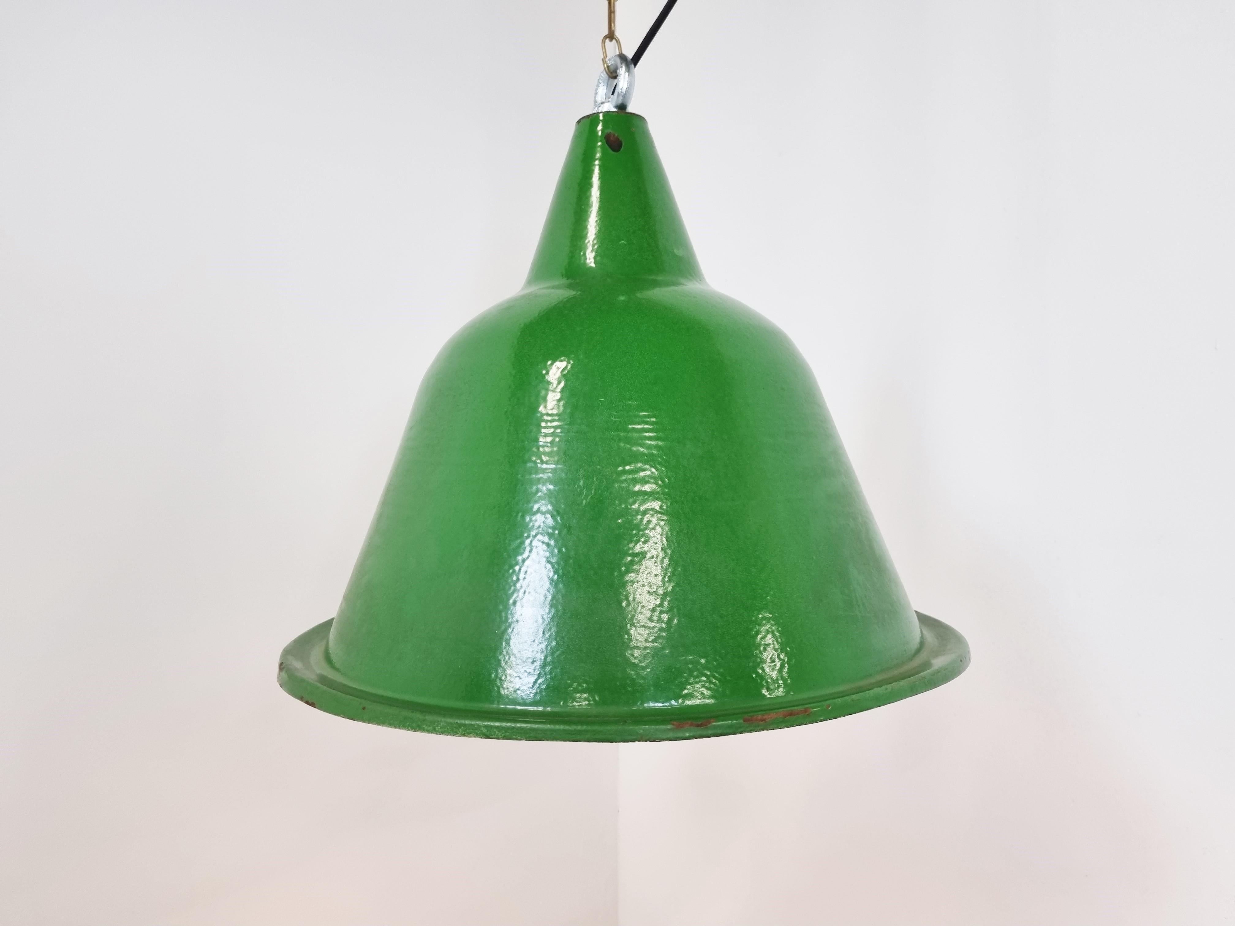Hongrois Grandes lampes à suspension industrielles vintage en émail vert, années 1960 en vente