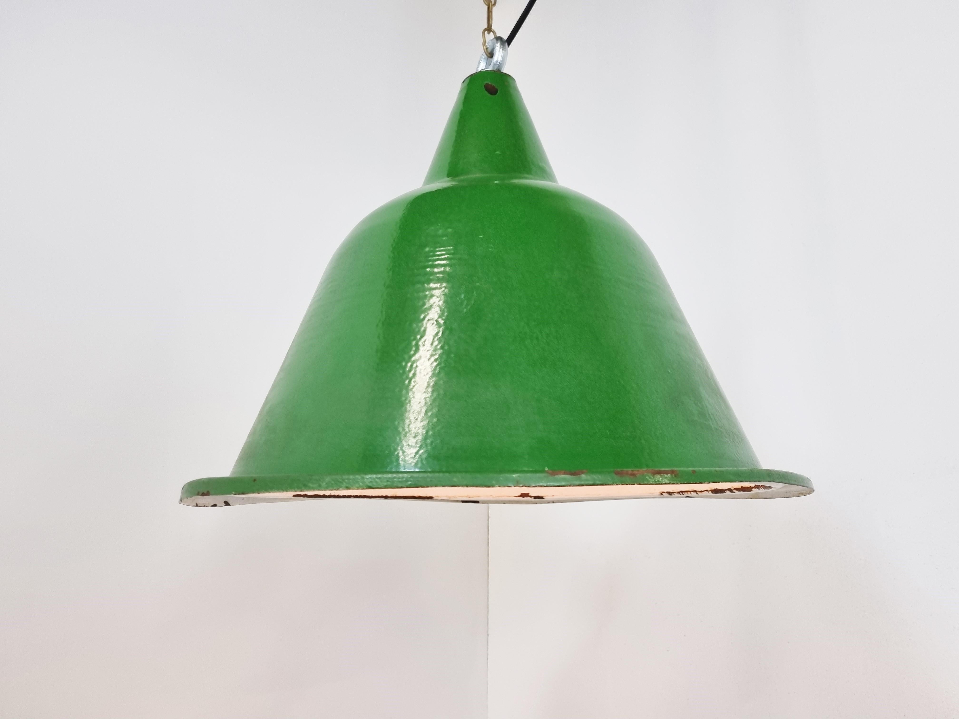 Grandes lampes à suspension industrielles vintage en émail vert, années 1960 Bon état - En vente à HEVERLEE, BE
