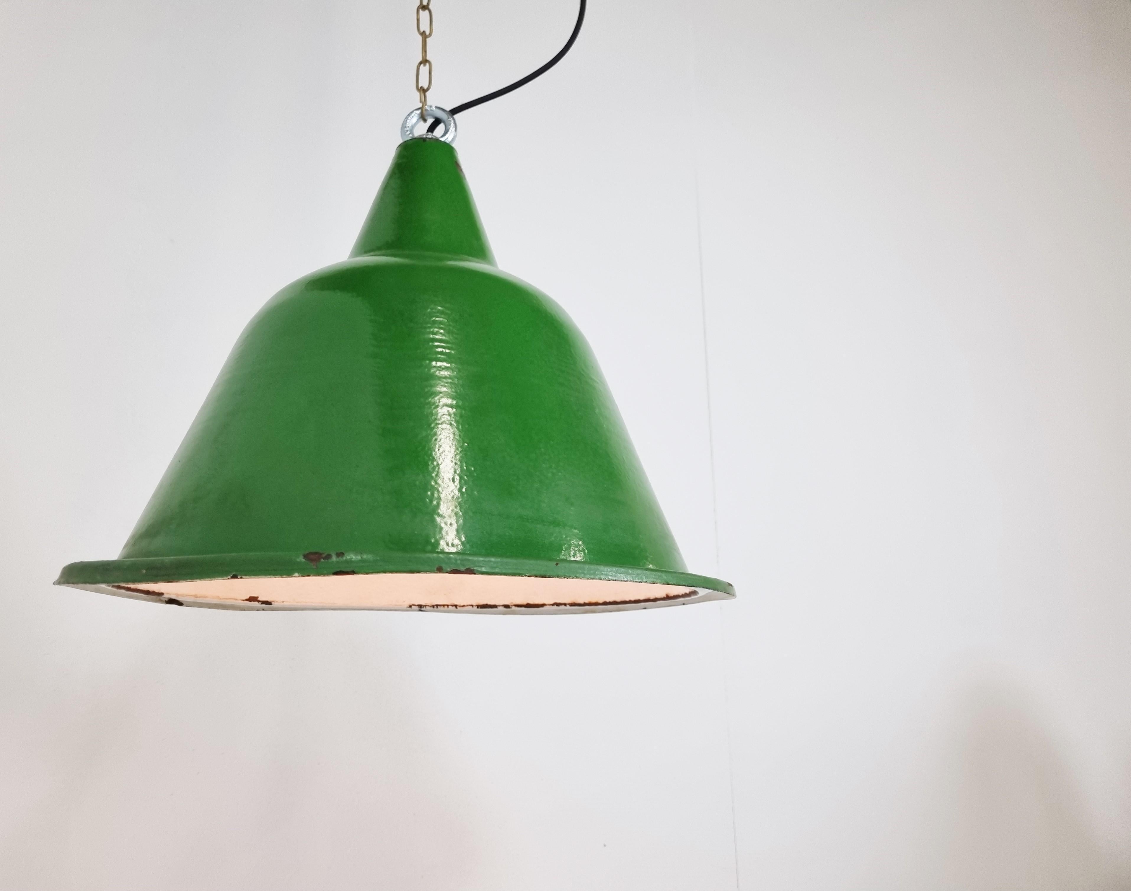 Milieu du XXe siècle Grandes lampes à suspension industrielles vintage en émail vert, années 1960 en vente