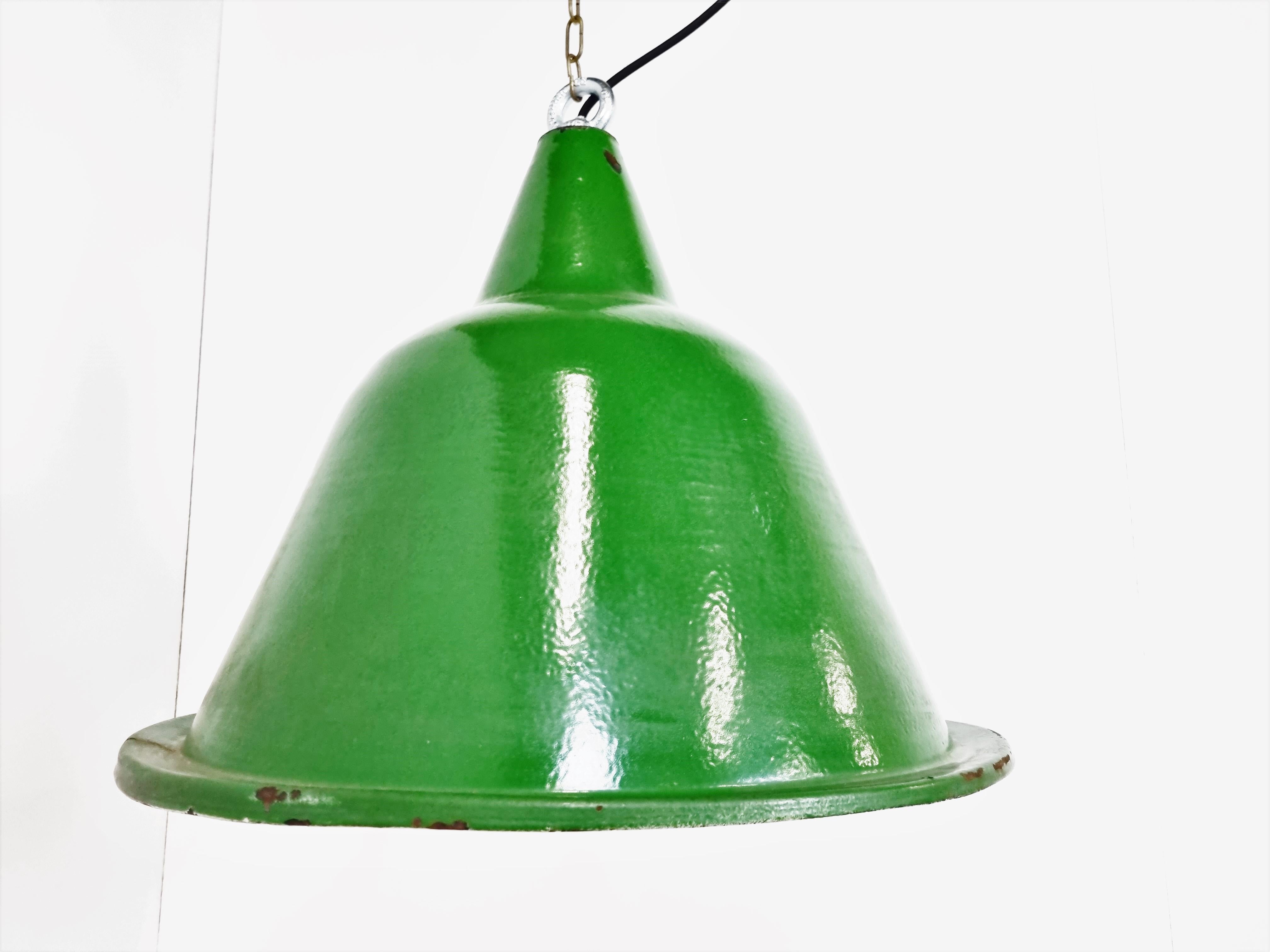 Grandes lampes à suspension industrielles vintage en émail vert, années 1960 en vente 1