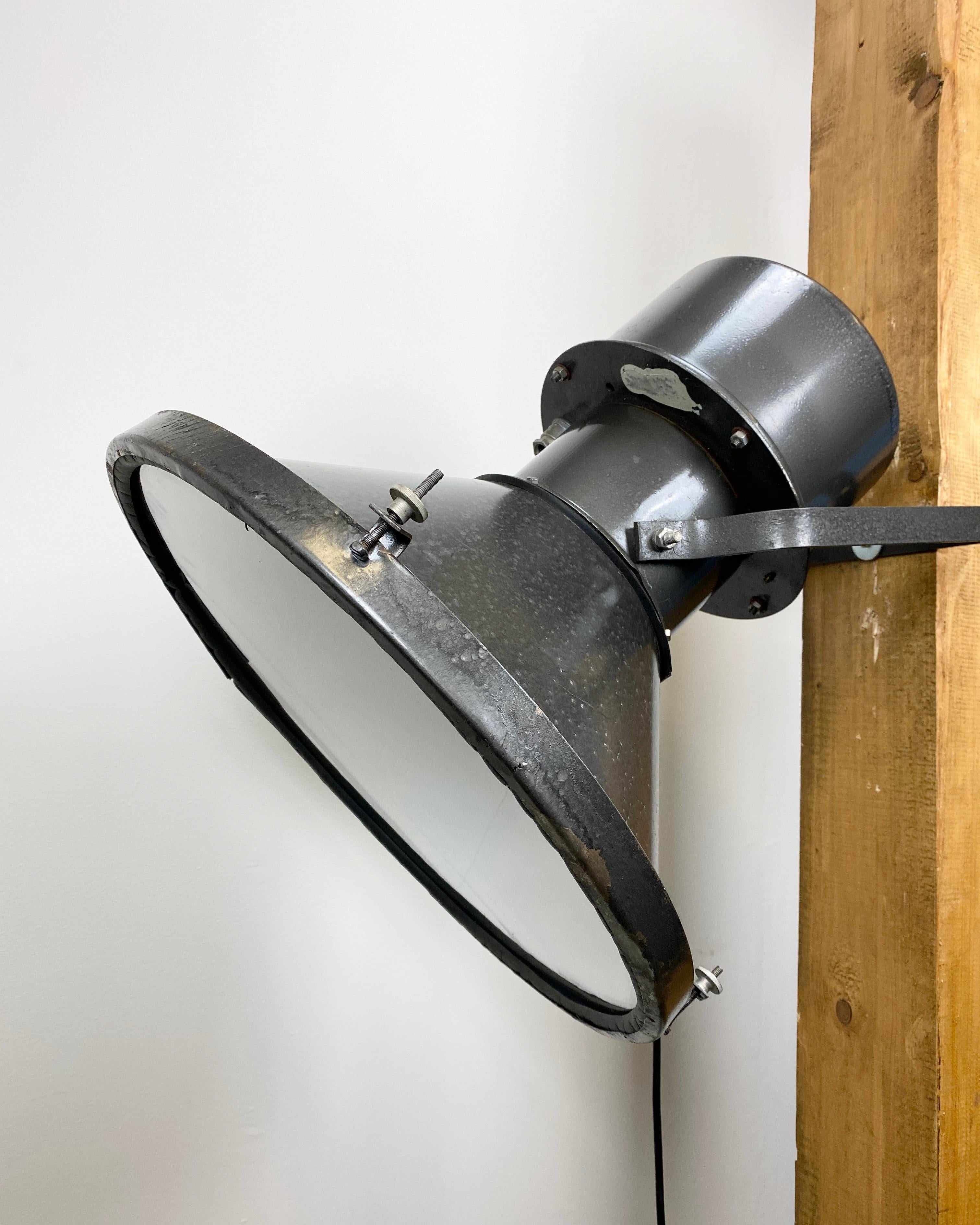 - Vintage factory wall spotlight made in former Czechoslovakia during the 1960s
- It features metal grey hammerpaint body and clear glass cover
- New porcelain socket for E27 lightbulbs and new wire
- The weight of the spotlight is 7 kg
- Fully