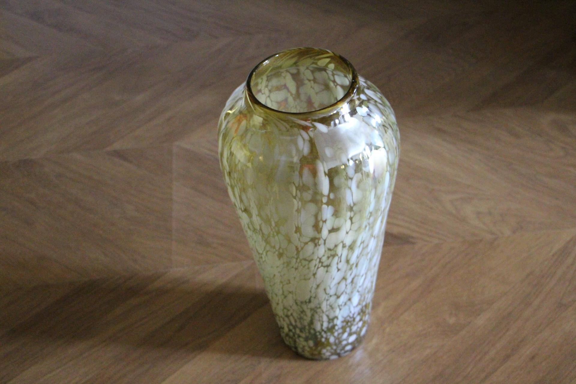 Large Vintage Iridescent Mid Century Murano Glass Vase in Barbini Style For Sale 1
