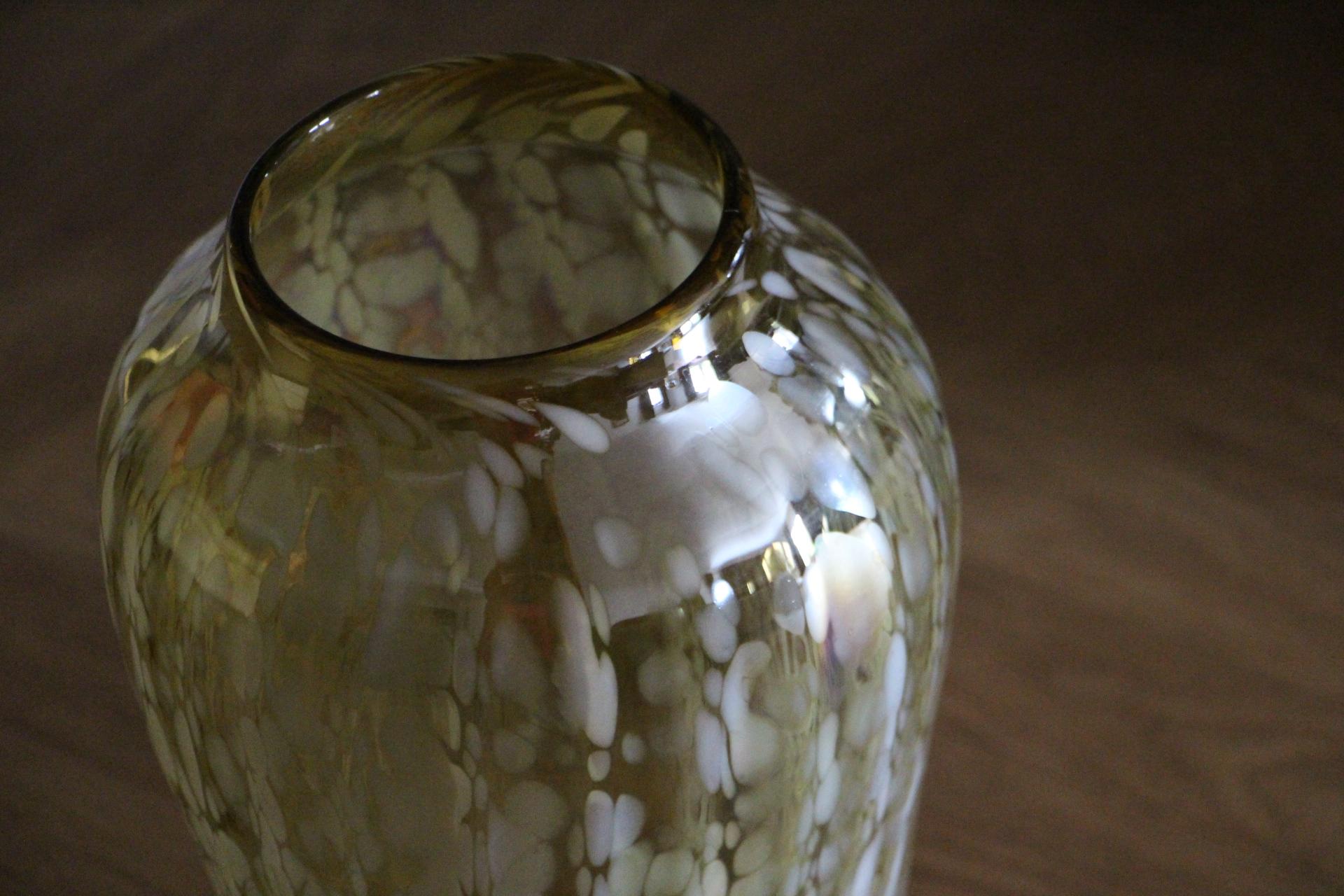 Large Vintage Iridescent Mid Century Murano Glass Vase in Barbini Style For Sale 2