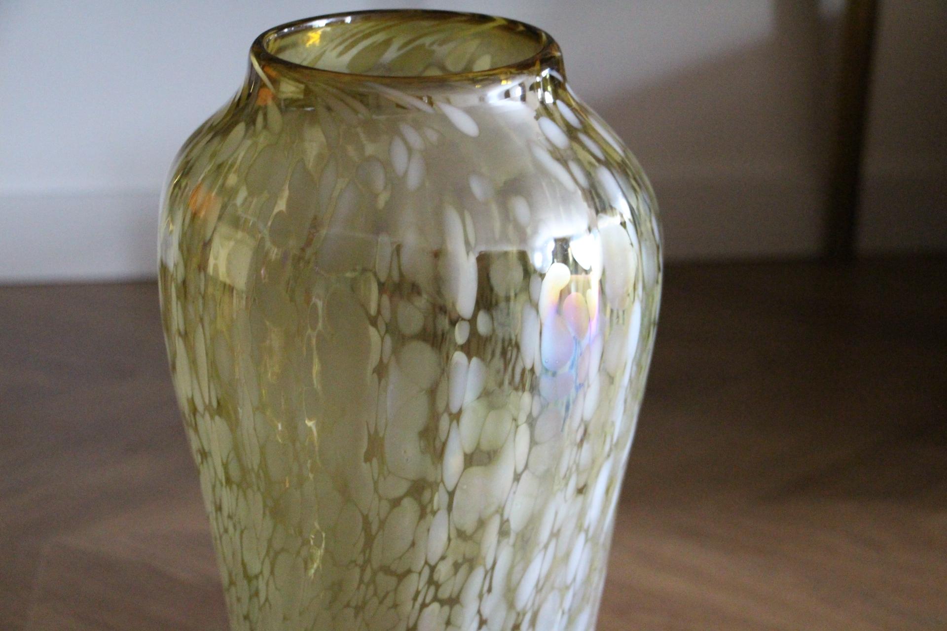 Large Vintage Iridescent Mid Century Murano Glass Vase in Barbini Style For Sale 4