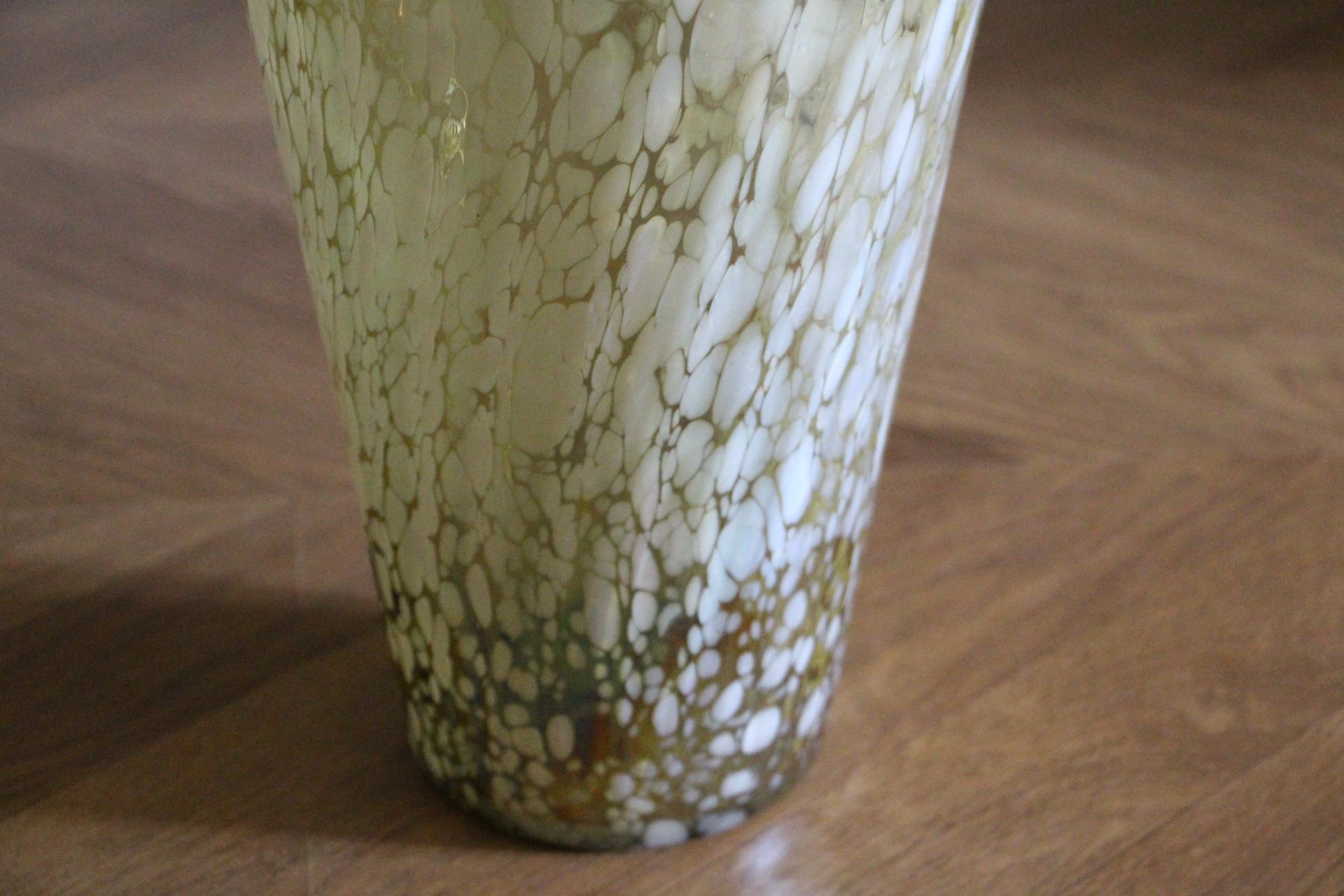 Large Vintage Iridescent Mid Century Murano Glass Vase in Barbini Style For Sale 5
