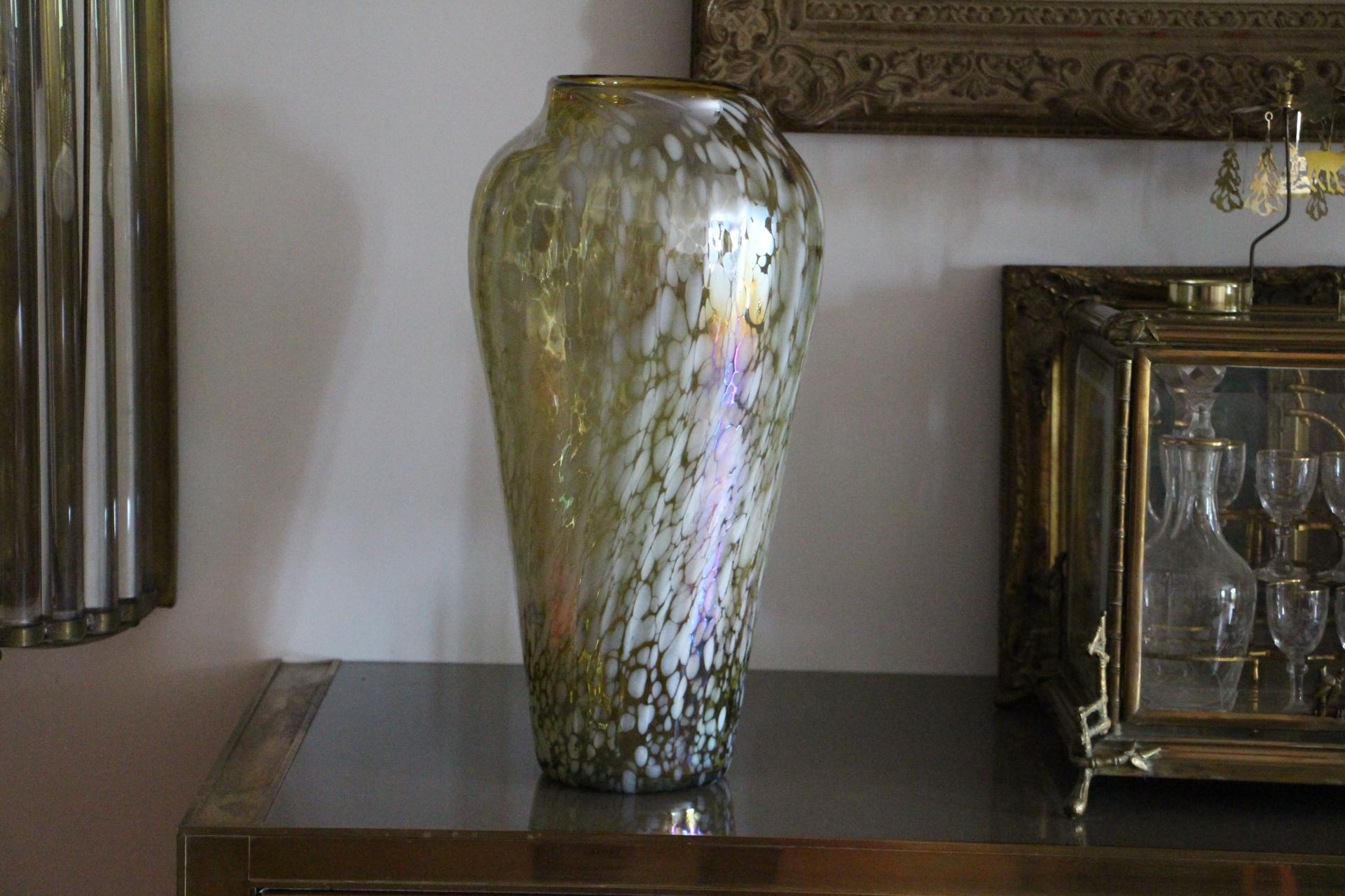 Large Vintage Iridescent Mid Century Murano Glass Vase in Barbini Style For Sale 7