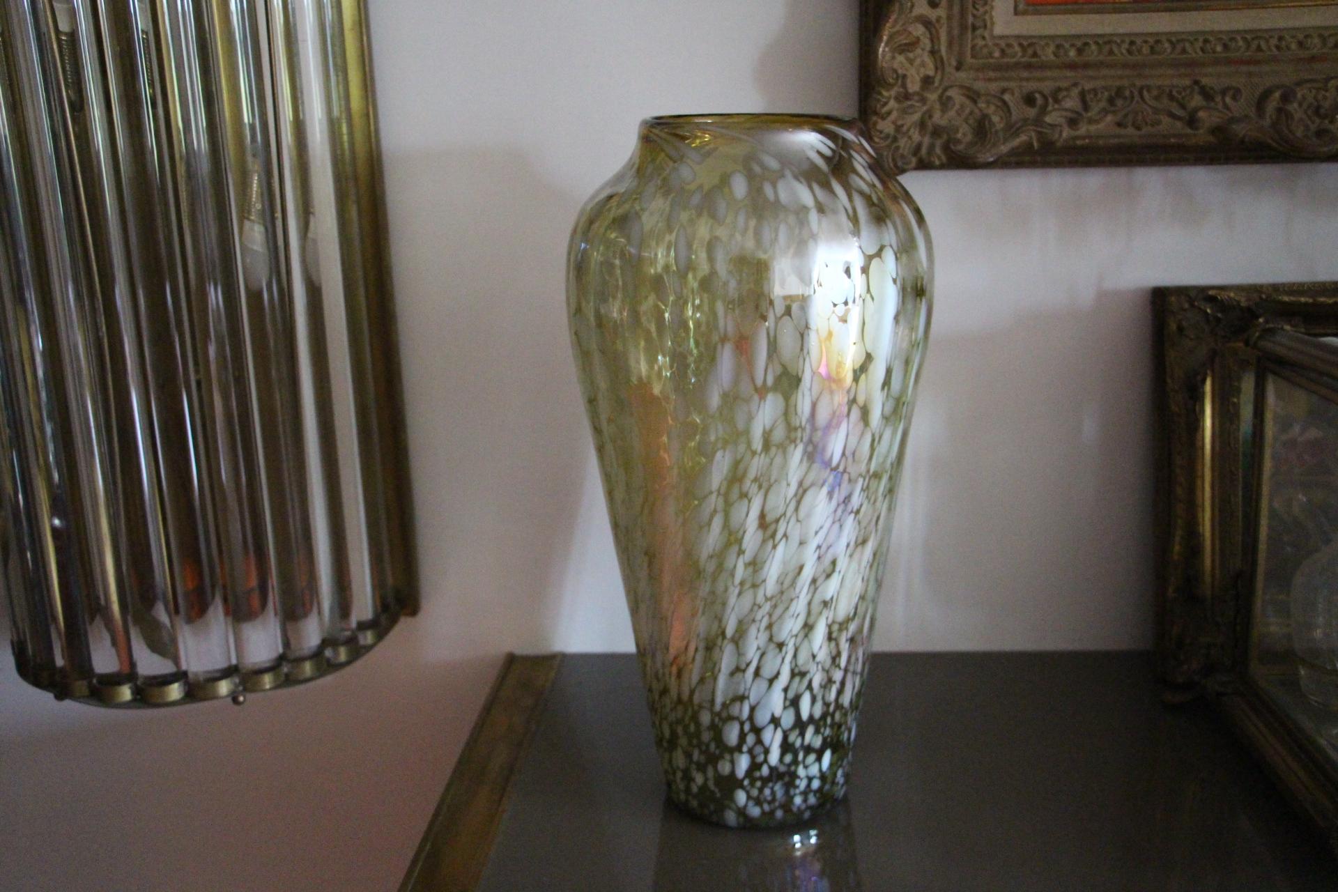 This very large hand blown Murano glass vase ranges from brown to yellow color with inclusions of white spots looking like flying snow flakes. More you look up, larger are these white spots. It looks as it was on perpetual movement and inis very