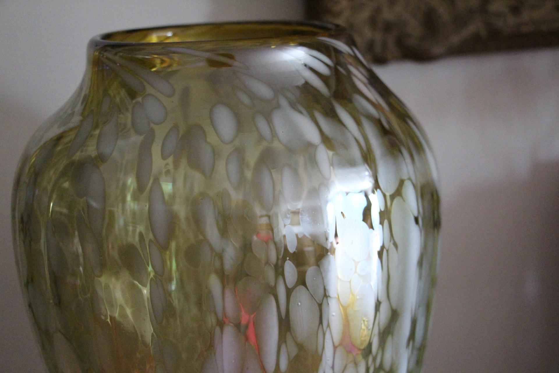 Large Vintage Iridescent Mid Century Murano Glass Vase in Barbini Style In Excellent Condition For Sale In Saint-Ouen, FR