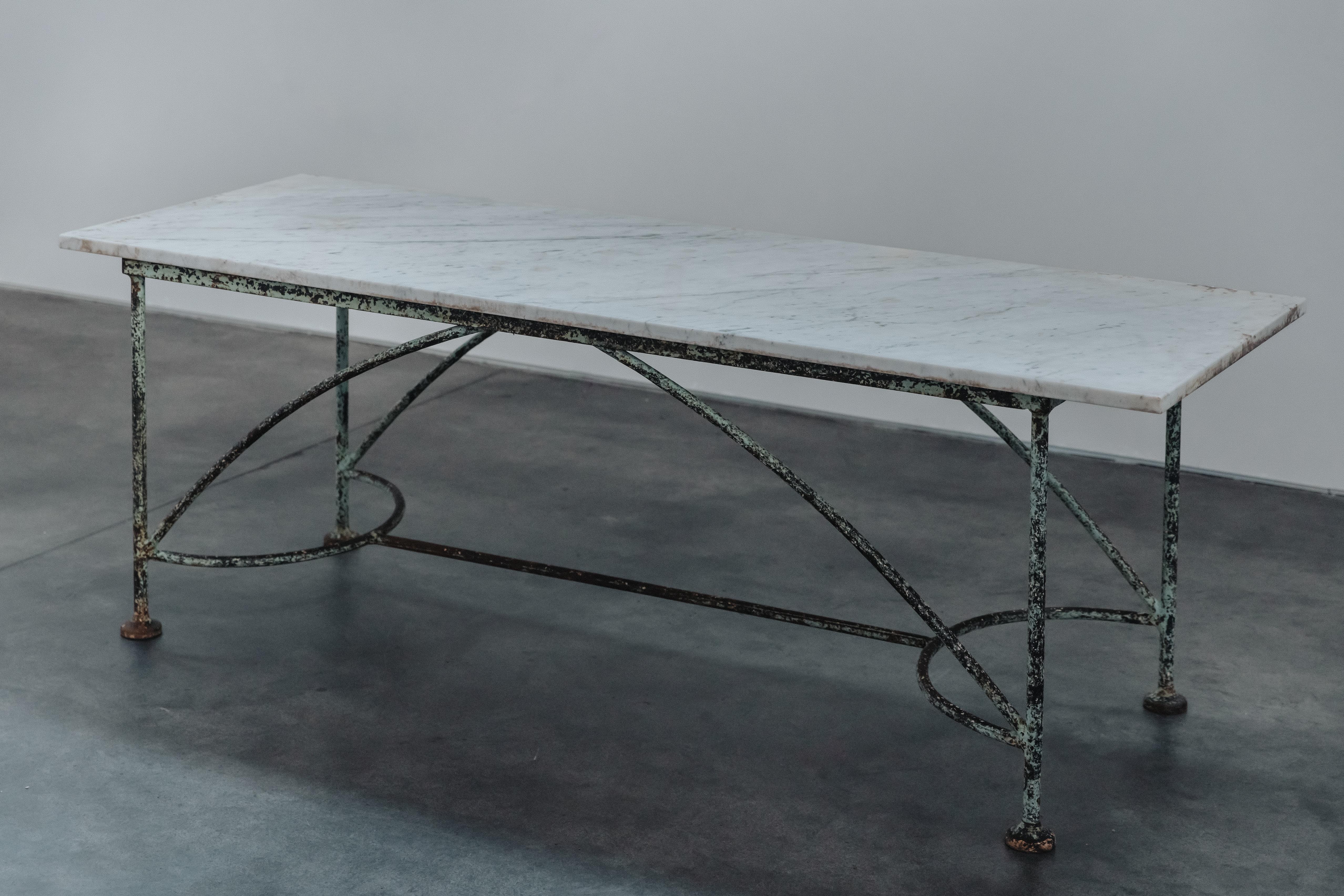 Grande table de jardin vintage en fer et marbre de France, Circa 1920.  Base en fer massif avec une couleur et une patine d'origine fantastiques.  Le marbre repose sur une base en fer.