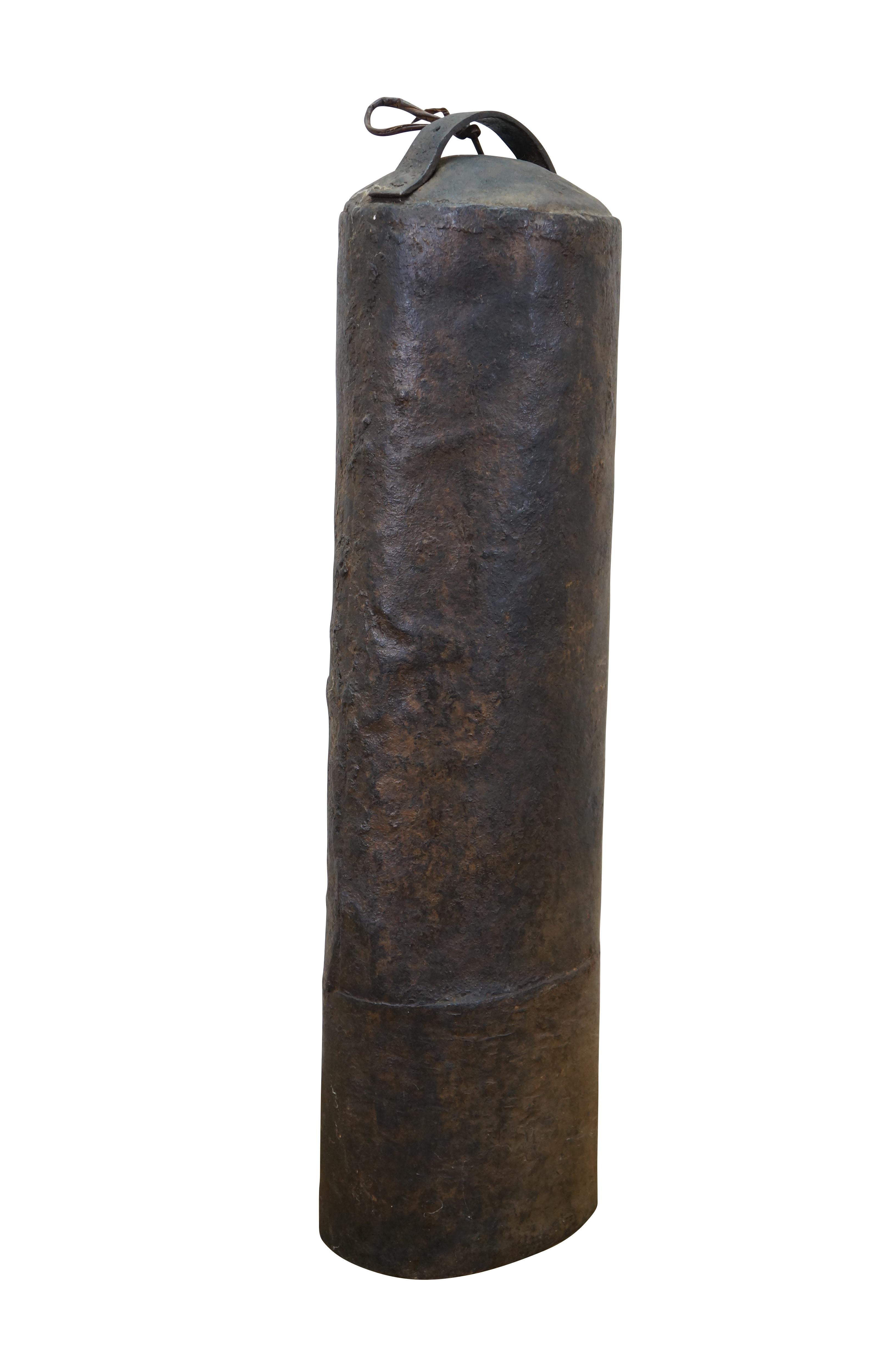 campana di ferro per cammelli / mucche / cavalli / bestiame (loutuo lingdang) - forma cilindrica lunga e stretta con manico in cima e batacchio rivestito di legno e spazzole.

Dimensioni:
7