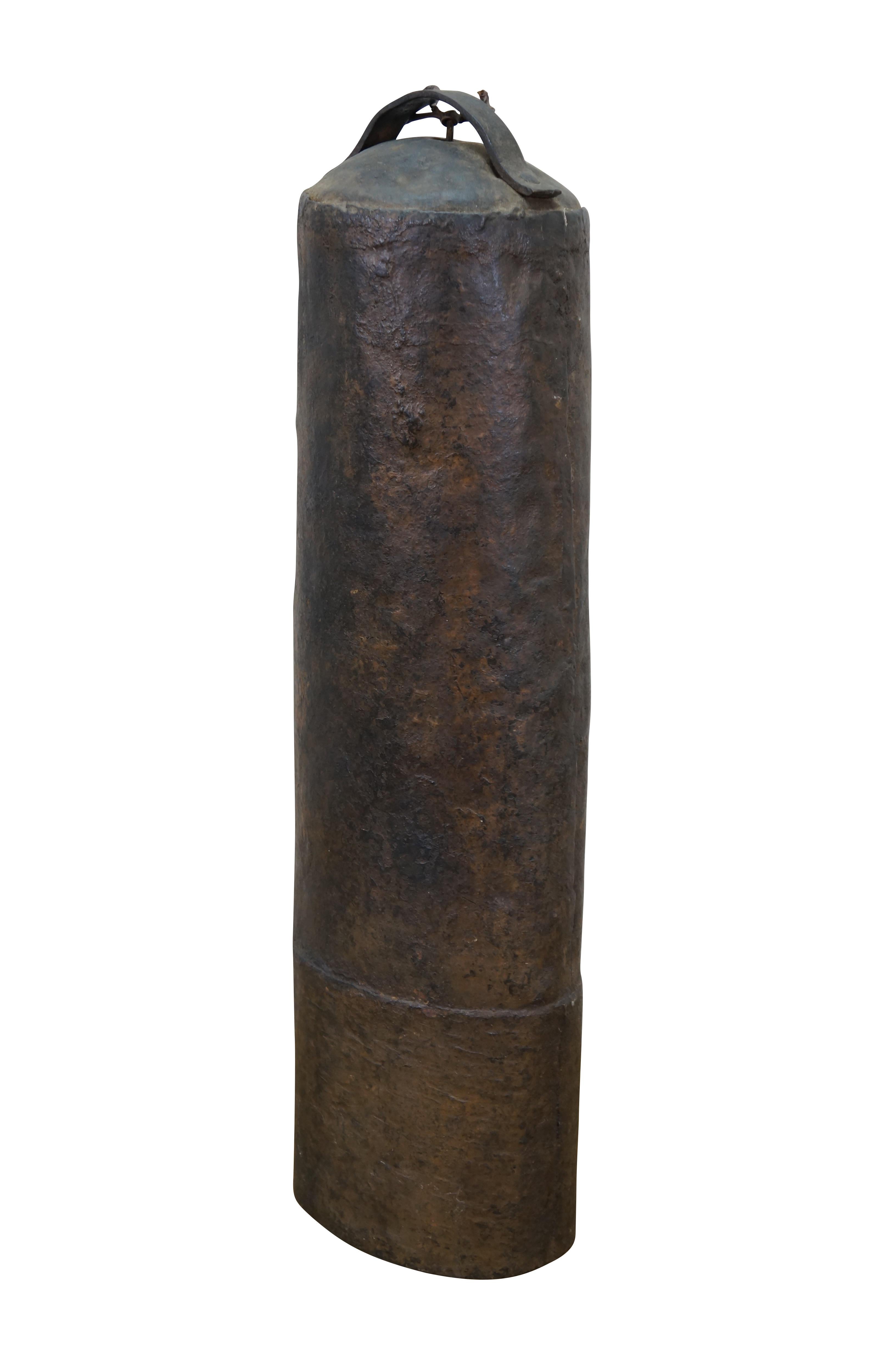 Grande campana di cammello in ferro vintage con manico, 24