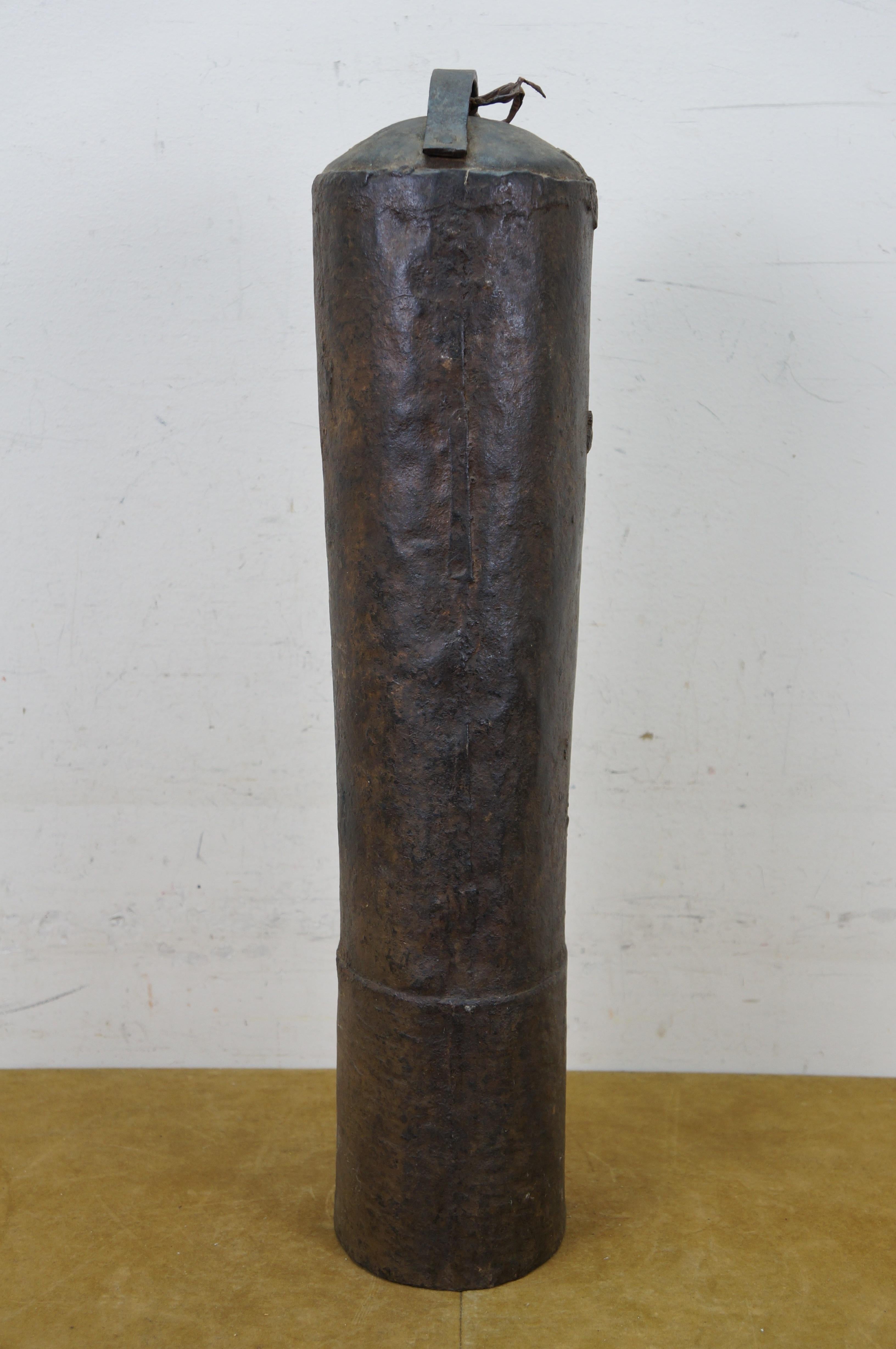 XX secolo Grande campana di cammello in ferro vintage con manico, 24