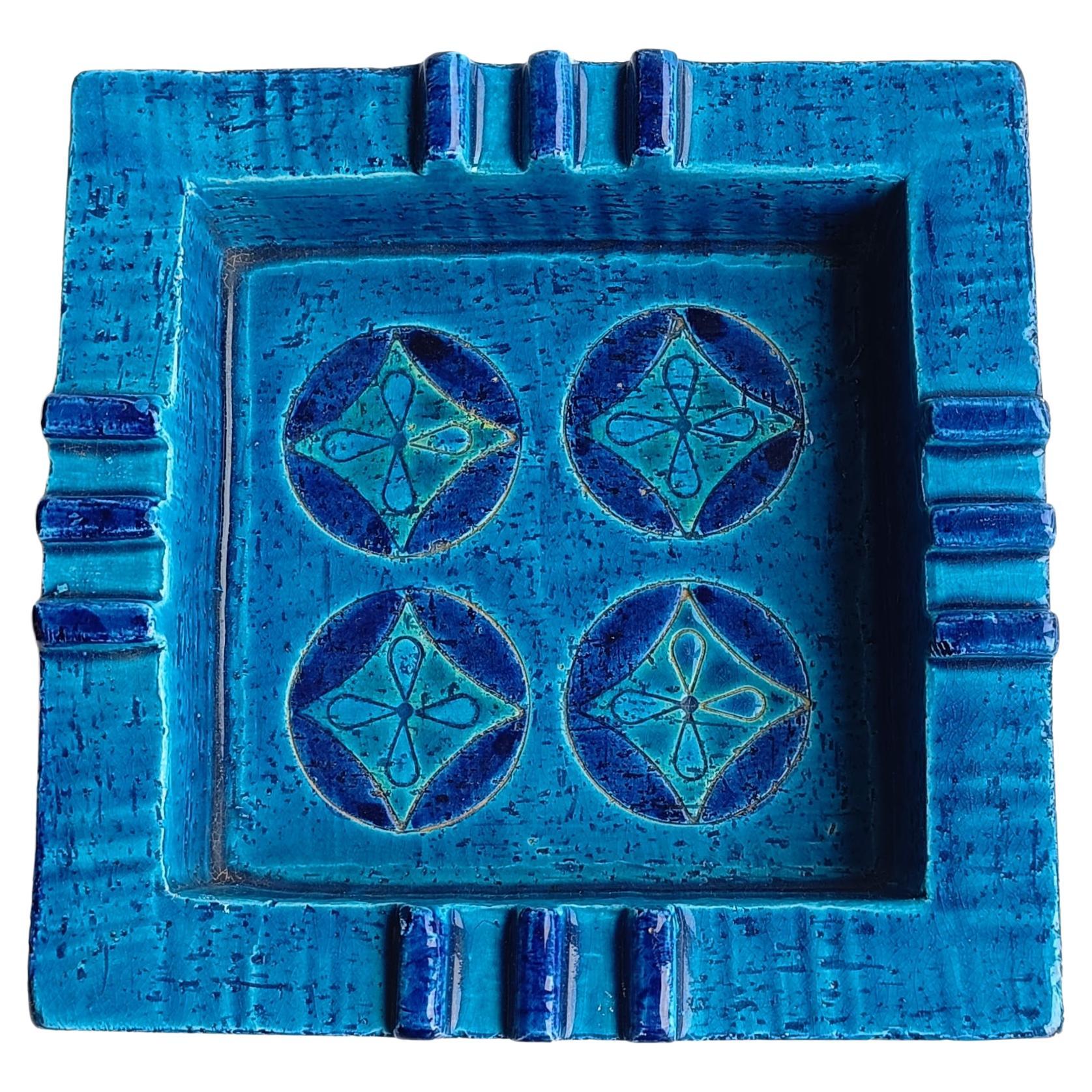 Magnifique grand cendrier en céramique vintage italienne par Aldo Londi pour Bitossi de la gamme Rimini Blu. Fabriqué à la main à Flavia Montelupo, Italie, vers les années 1960.

Il serait magnifique comme bibelot ou plat à poches vides dans un