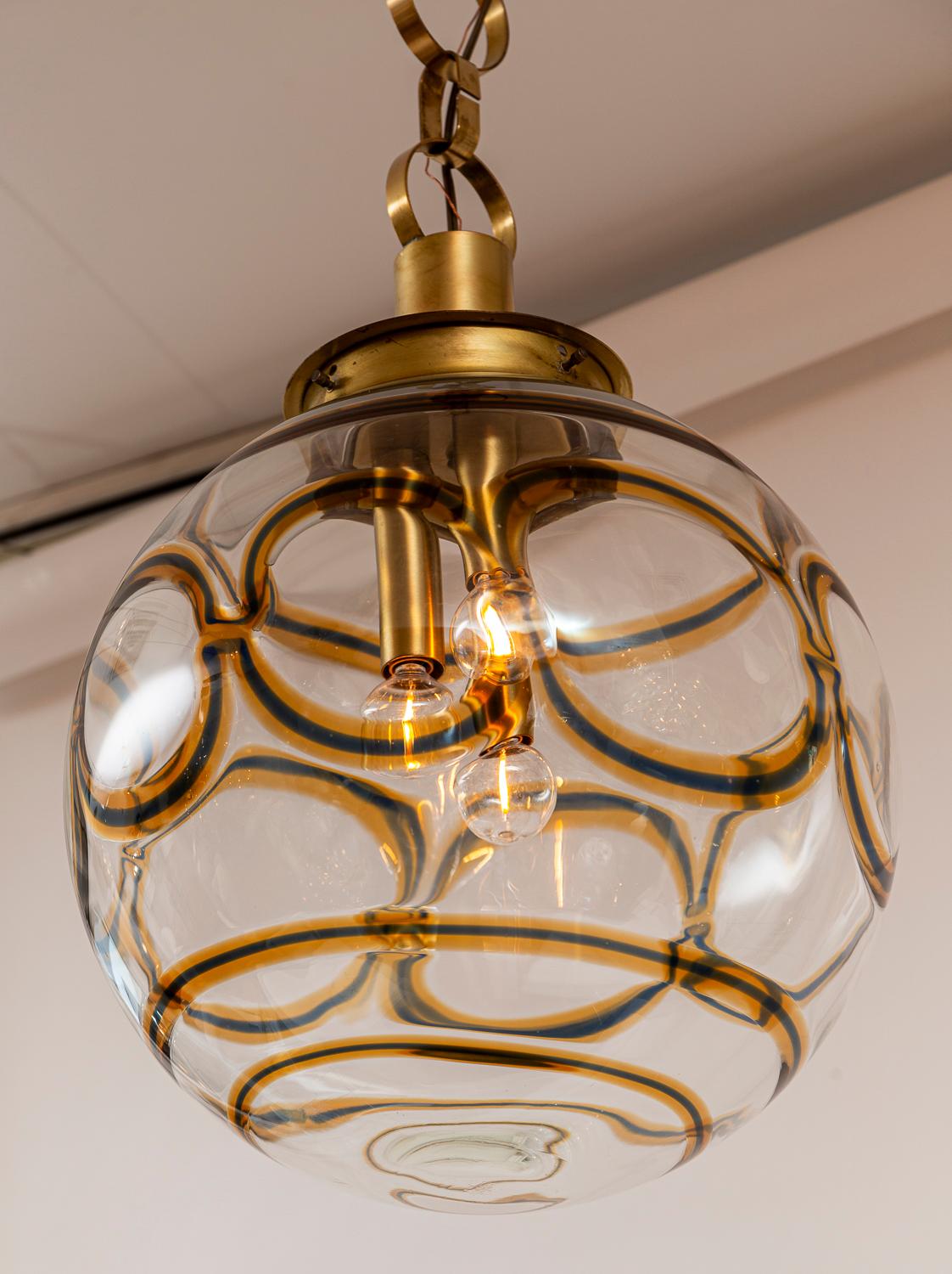 Mid-Century moderno Grande soffitto a globo d'ottone italiano vintage a sospensione in vendita