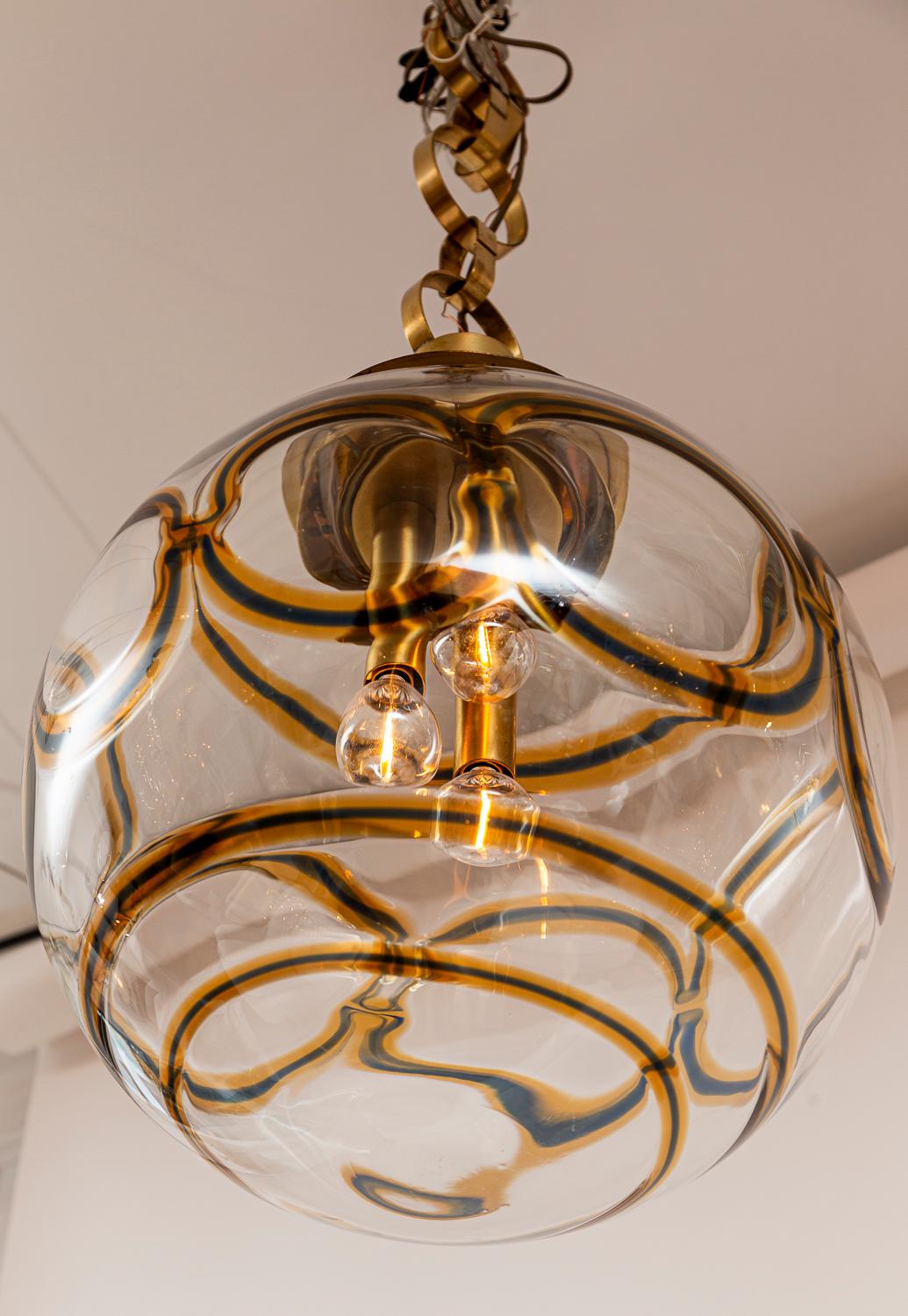 Italiano Grande soffitto a globo d'ottone italiano vintage a sospensione in vendita