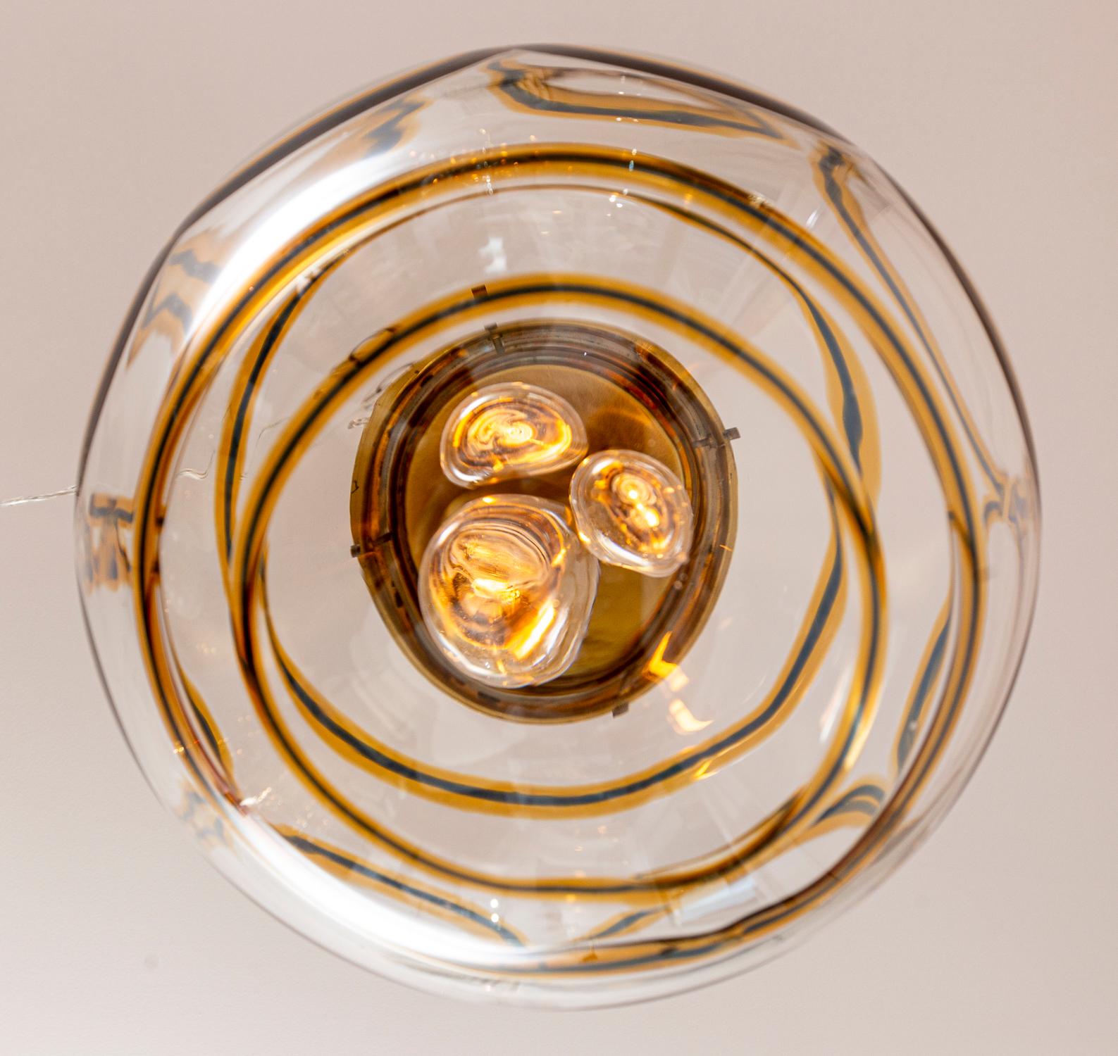 Grande soffitto a globo d'ottone italiano vintage a sospensione In condizioni buone in vendita a Westport, CT