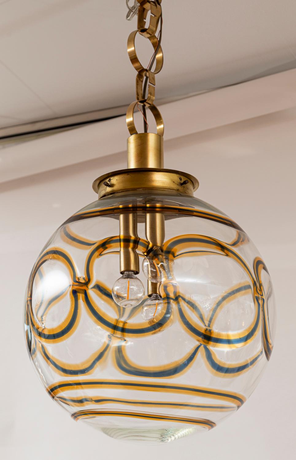 Vetro di Murano Grande soffitto a globo d'ottone italiano vintage a sospensione in vendita