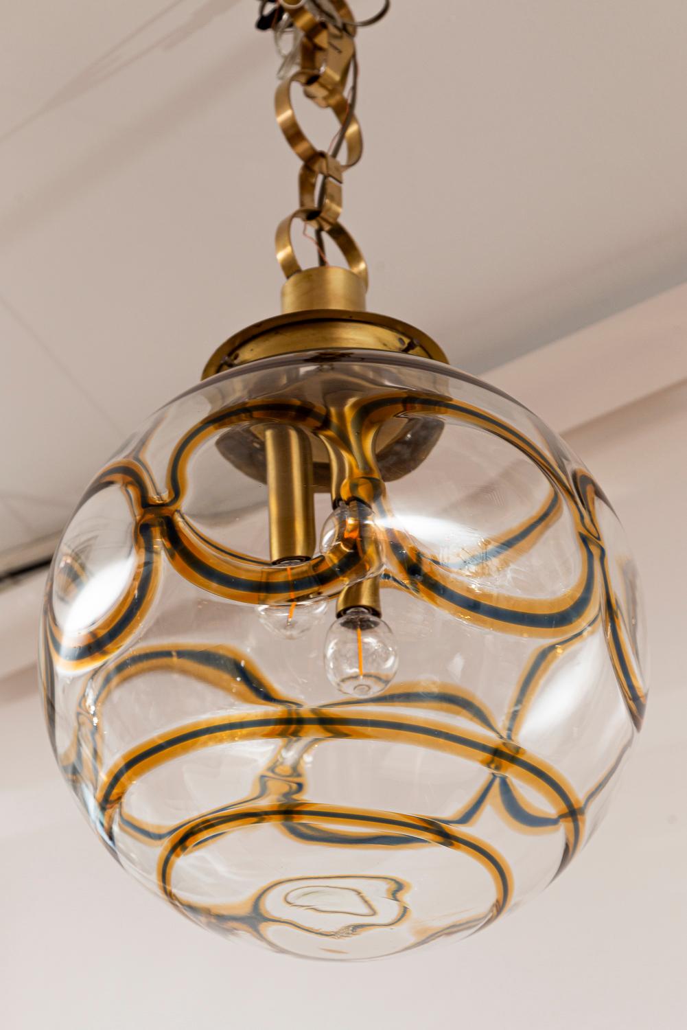 Grande soffitto a globo d'ottone italiano vintage a sospensione in vendita 2