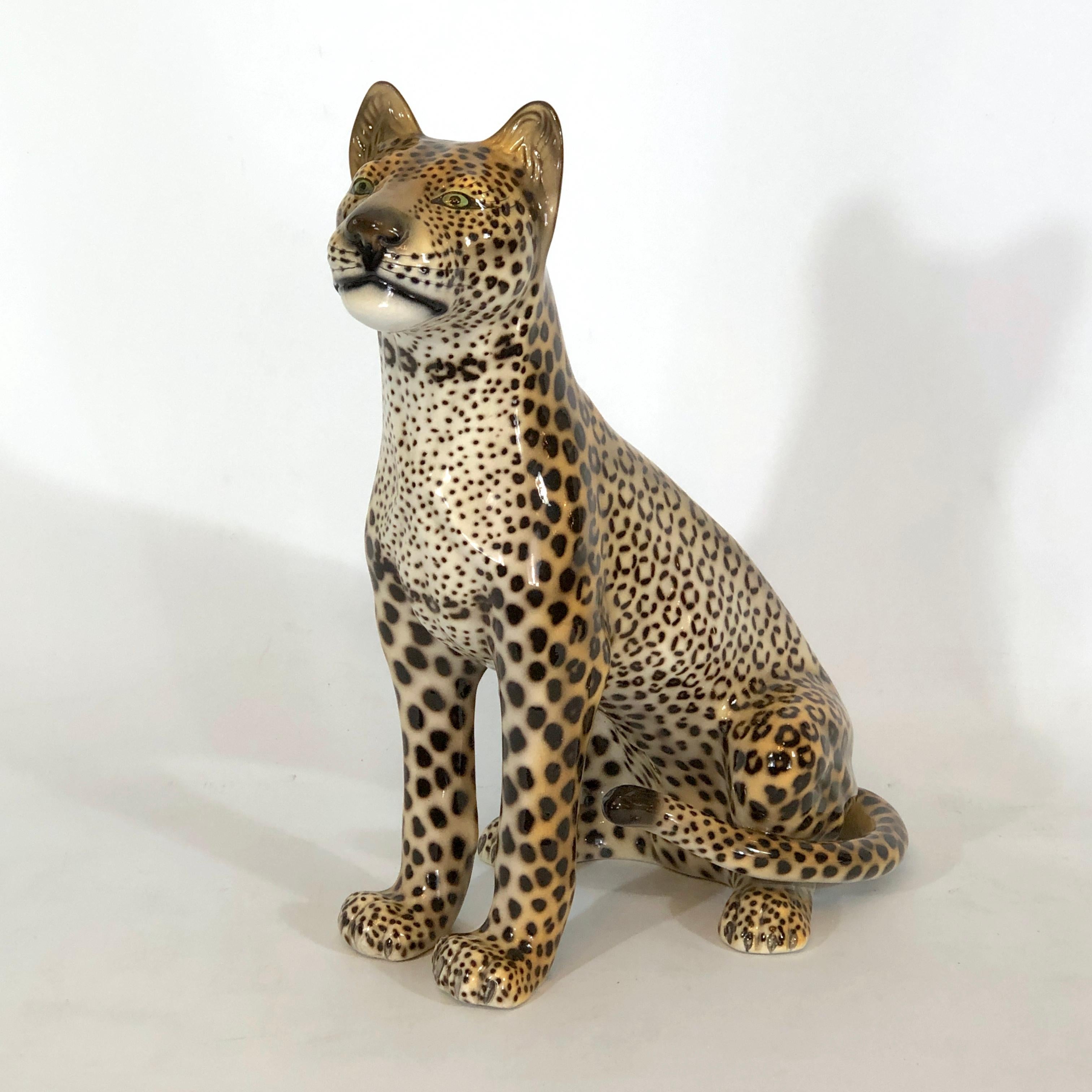 Toller Vintage-Zustand für diesen skulpturalen, handbemalten Keramik-Leoparden, der in den 60er Jahren in Italien hergestellt wurde und von Favaro Cecchetto signiert ist.