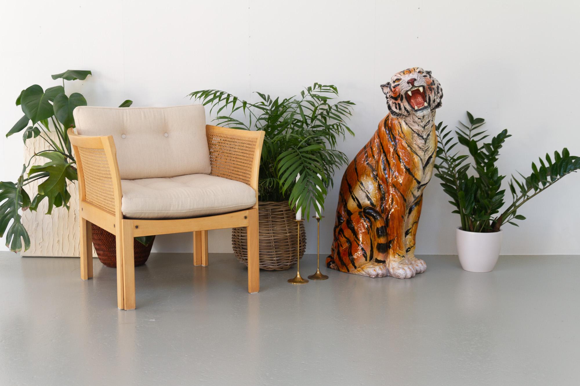 Grand tigre en céramique italien vintage, années 1970.
Une étonnante sculpture animale en céramique peinte à la main représentant un tigre assis. Statue de grand félin très réaliste et anatomiquement correcte. Fabriqué en Italie dans les années