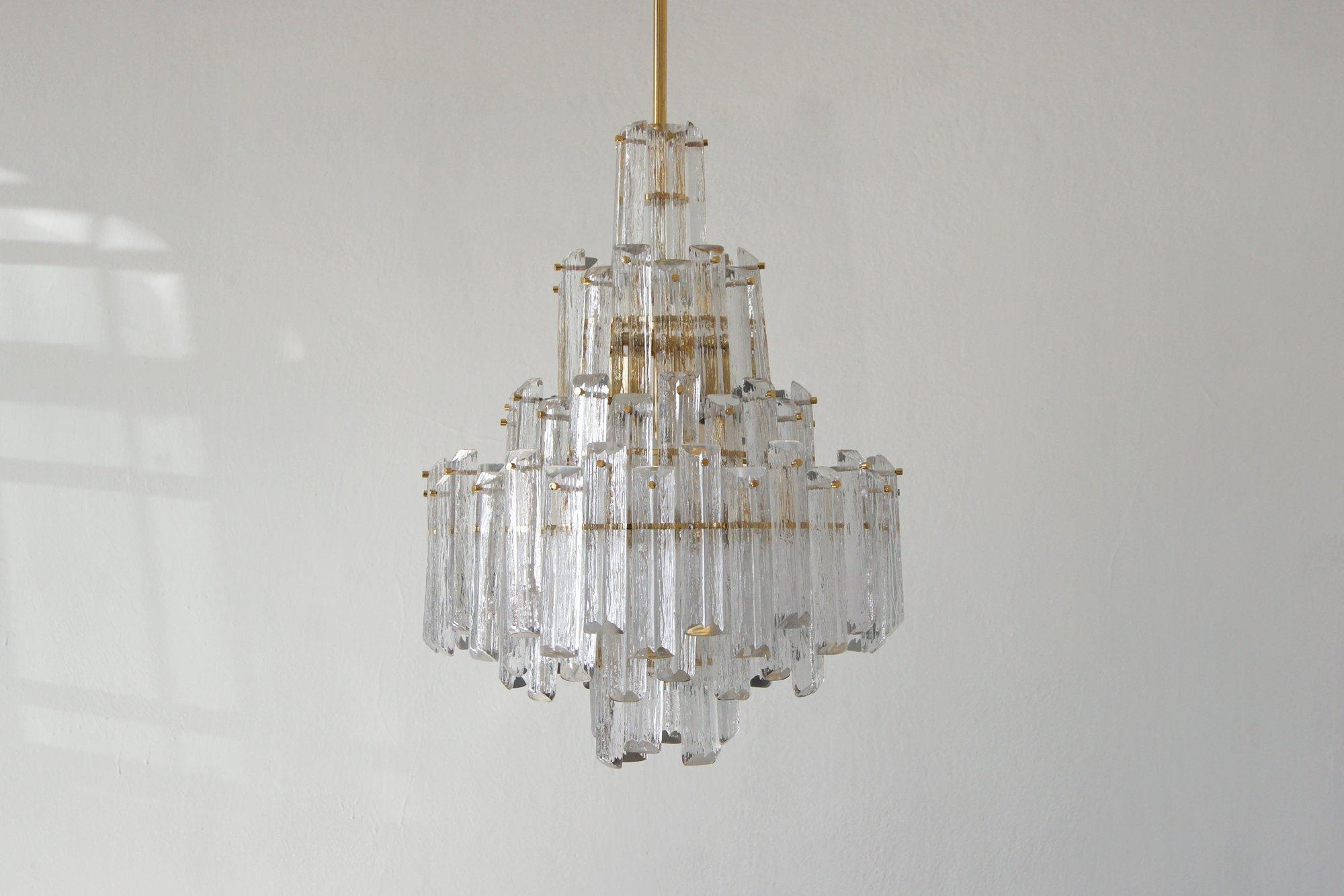 Magnificent multi-level crystal glass chandelier The chandelier gives the room a unique atmosphere.
When fully assembled, its diameter is 145 CM.
Made with meticulous attention to detail, this lamp epitomizes master craftsmanship .
It consists of 79