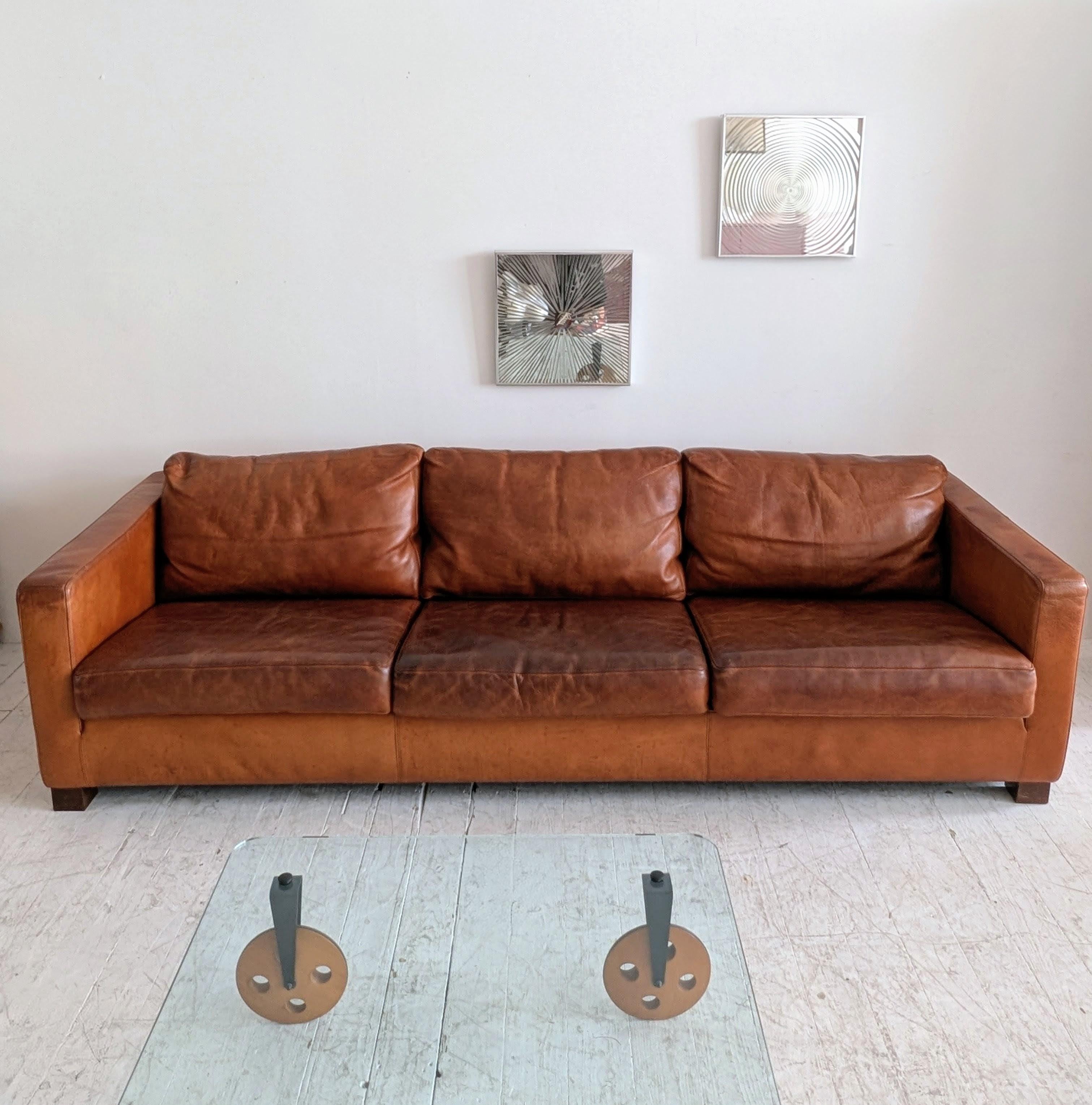 Grand canapé bas vintage en cuir cognac par Molinari, Italie, années 1980. Le cuir épais et souple présente une belle patine et le canapé est très confortable. 

Dimensions : largeur 248cm, profondeur 92cm, hauteur 60cm, hauteur du siège 39cm

