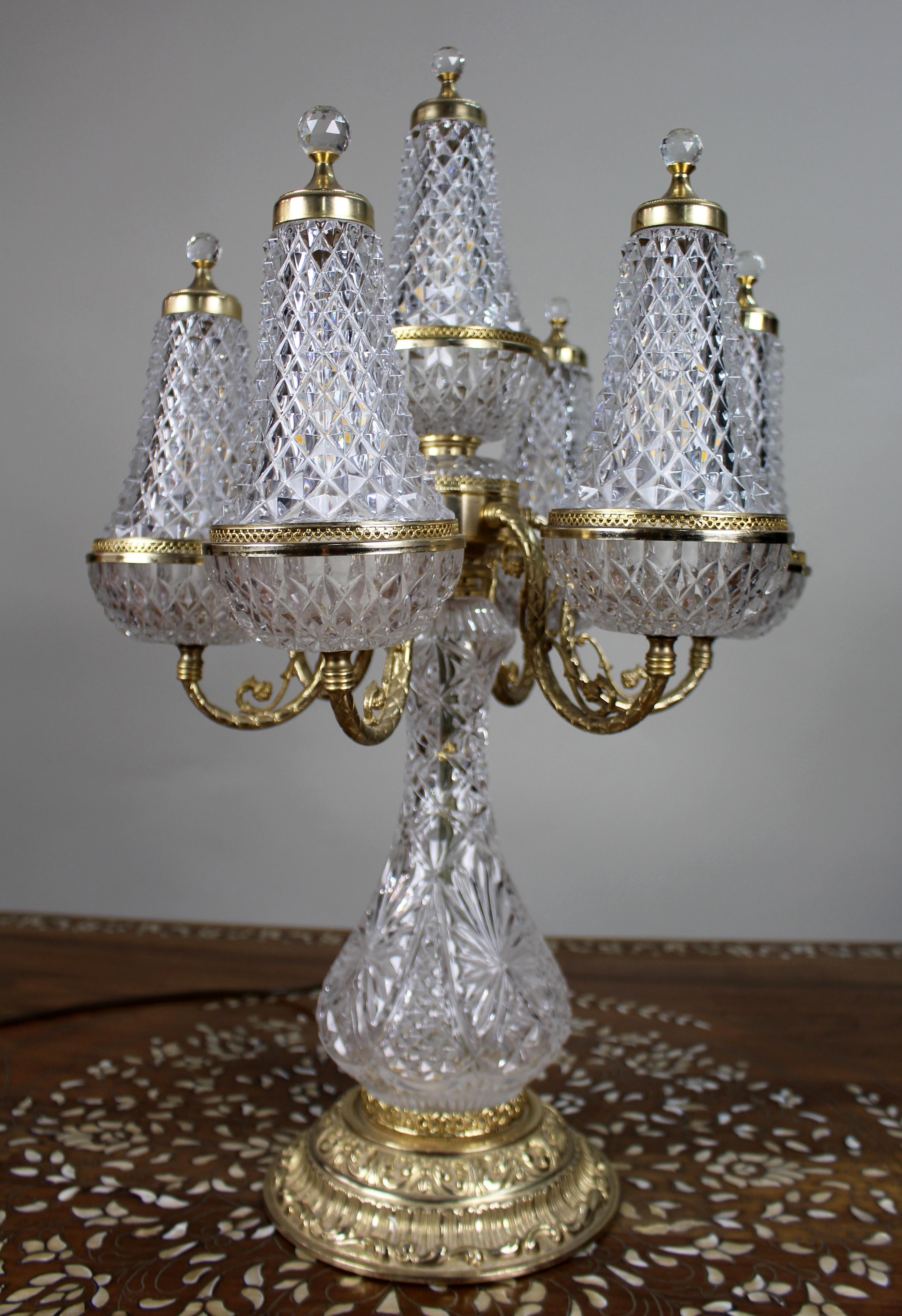 Gran Lámpara de Sobremesa Vintage Italian de Cristal Tallado y Metal Dorado

Italia, mediados del siglo XX

Magnífica y muy decorativa lámpara de sobremesa italiana con forma de candelabro, de mediados del siglo XX. Esta impresionante pieza combina