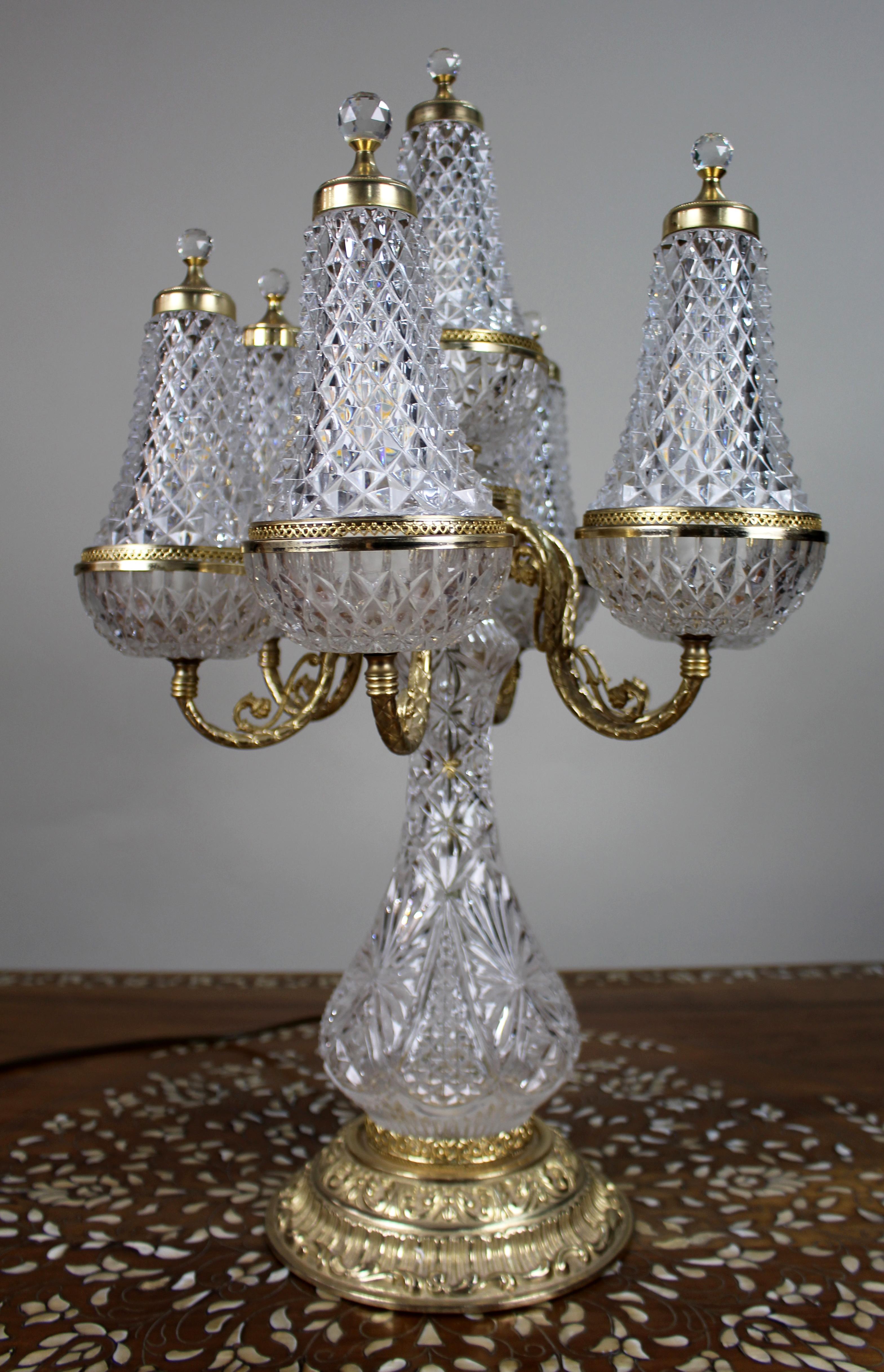 Gran Lámpara de Sobremesa Vintage Italian de Cristal Tallado y Metal Dorado Italiano en venta