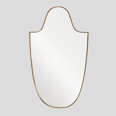 Grande specchio vintage di design italiano a forma di scudo con struttura in metallo e ottone