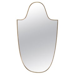 Grande specchio vintage di design italiano a forma di scudo con struttura in metallo e ottone