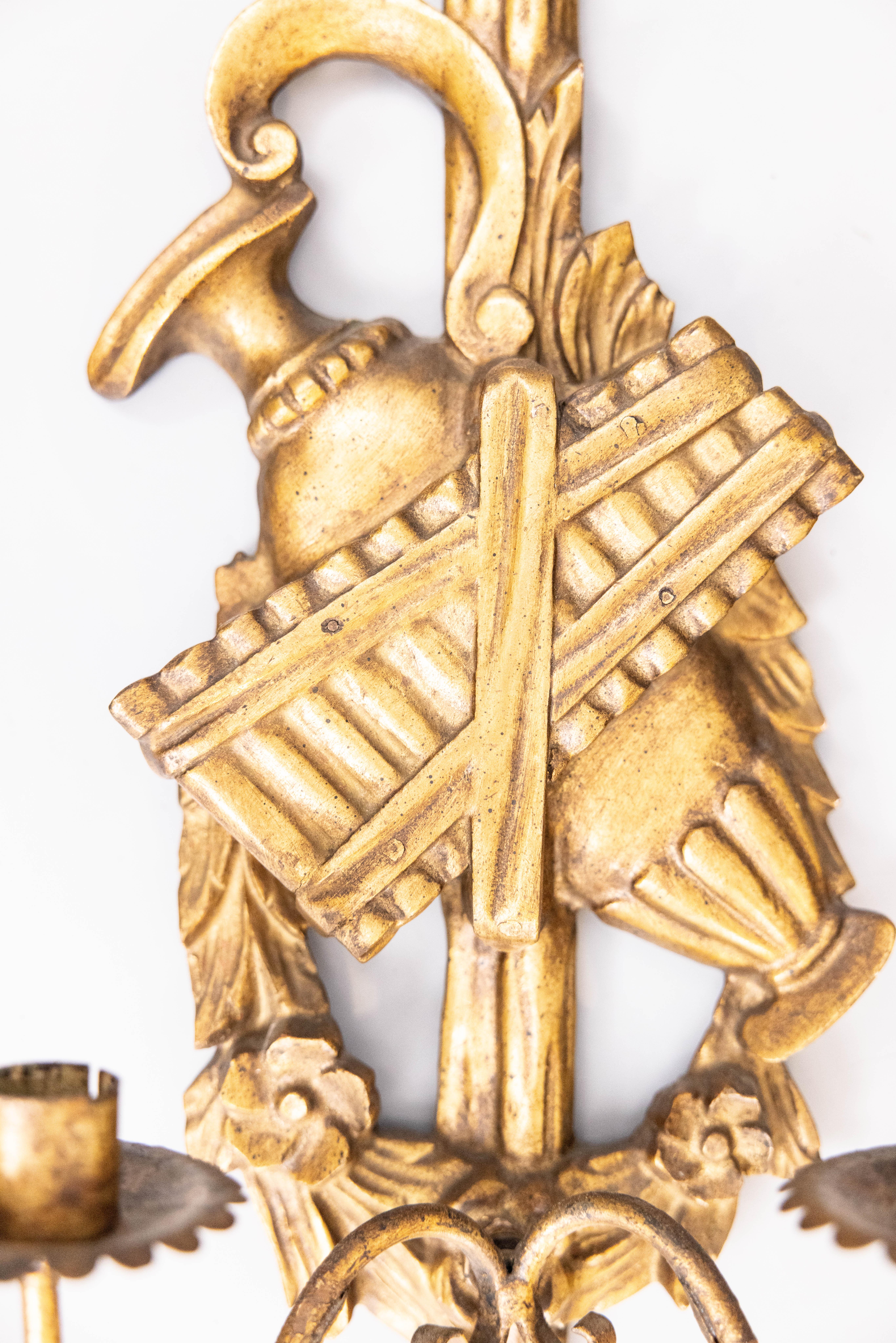 Pair of Large Italian Florentine Giltwood Bows & Urns Candle Sconces, circa 1950 In Good Condition For Sale In Pearland, TX
