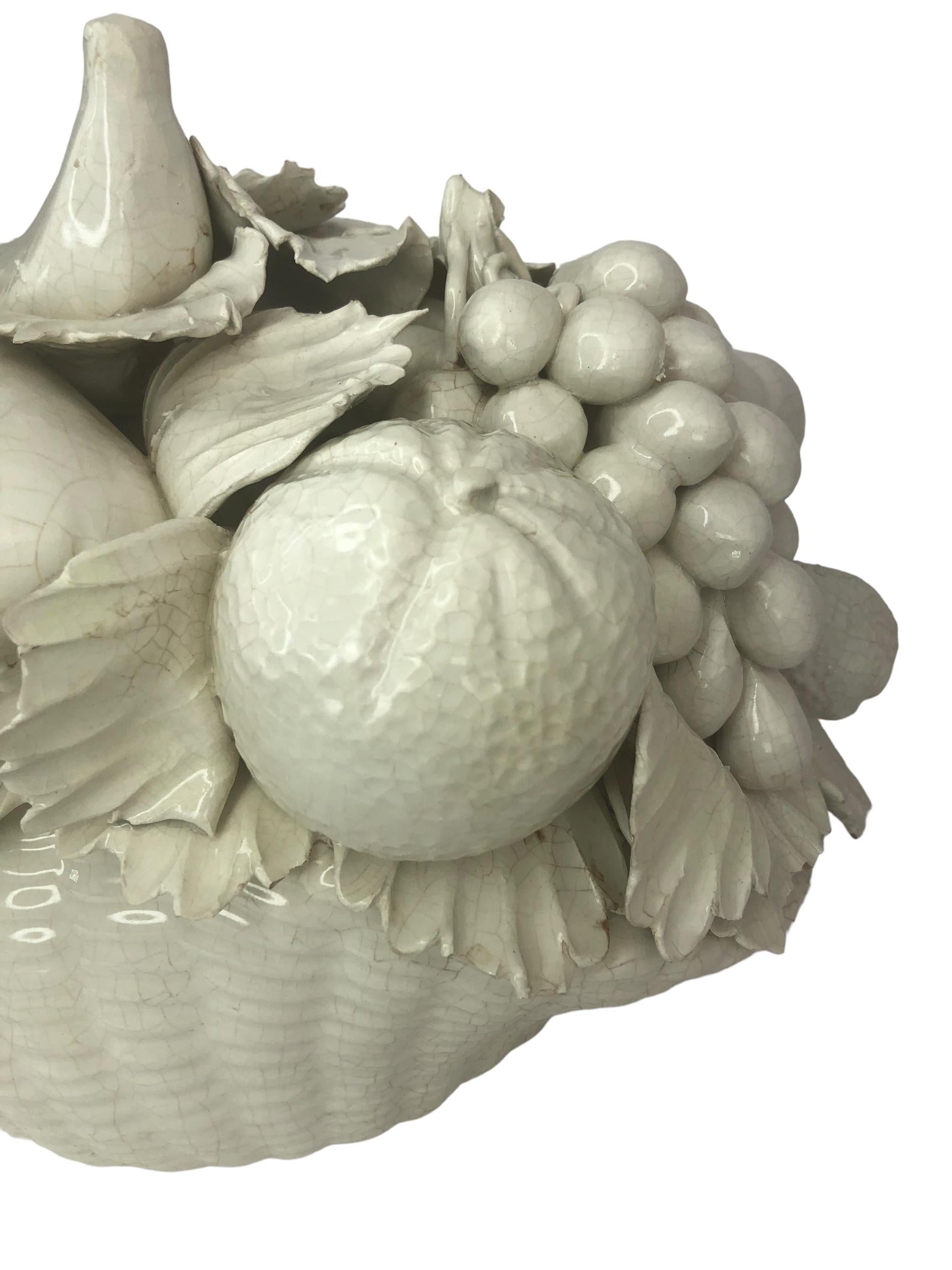 Grande Topiario in ceramica smaltata d'epoca a forma di frutta. Cestino in ceramica bianca smaltata con vari frutti tra cui uva, arance, pere e banane. In buone condizioni d'epoca, con le prevedibili scheggiature e perdite. 