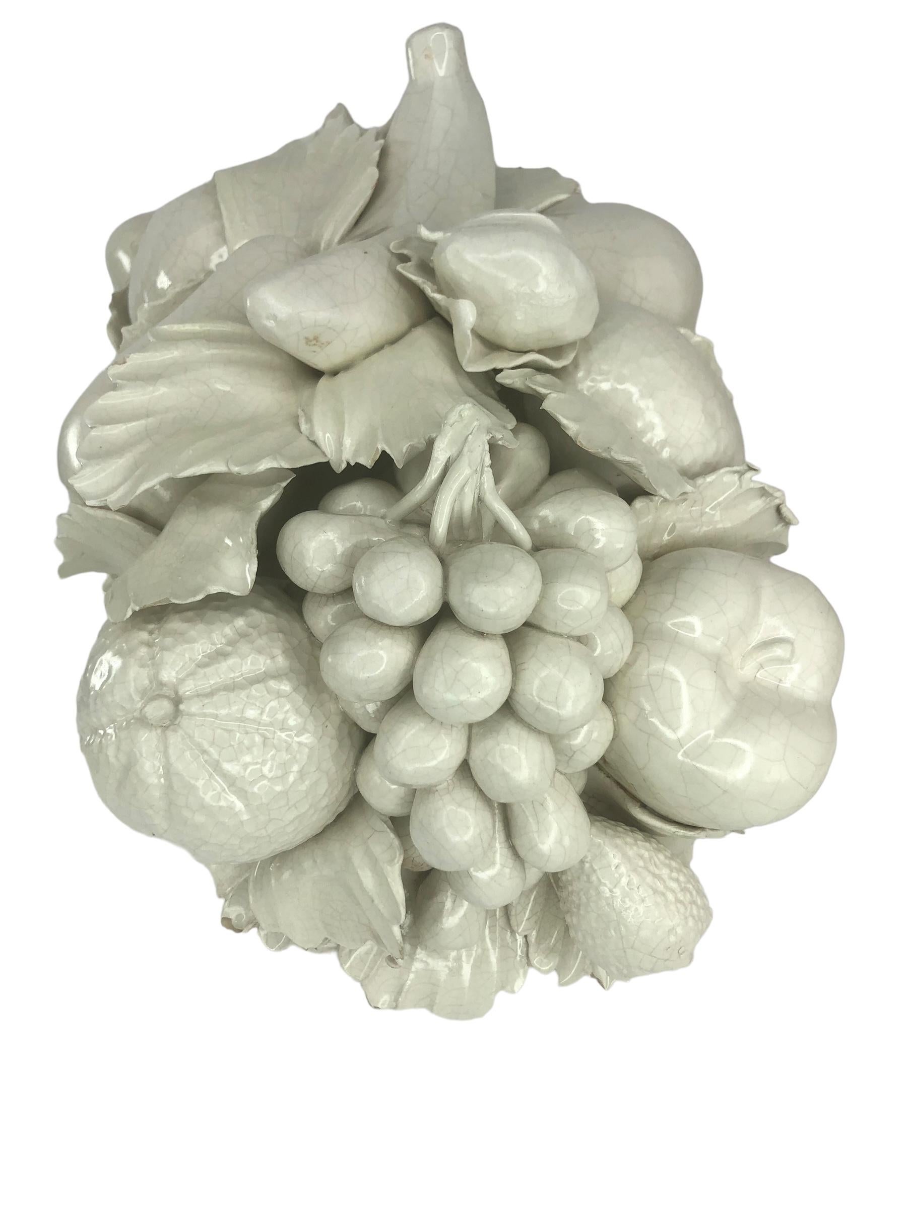 Italiano Grande cesto di frutta in ceramica smaltata italiana d'epoca