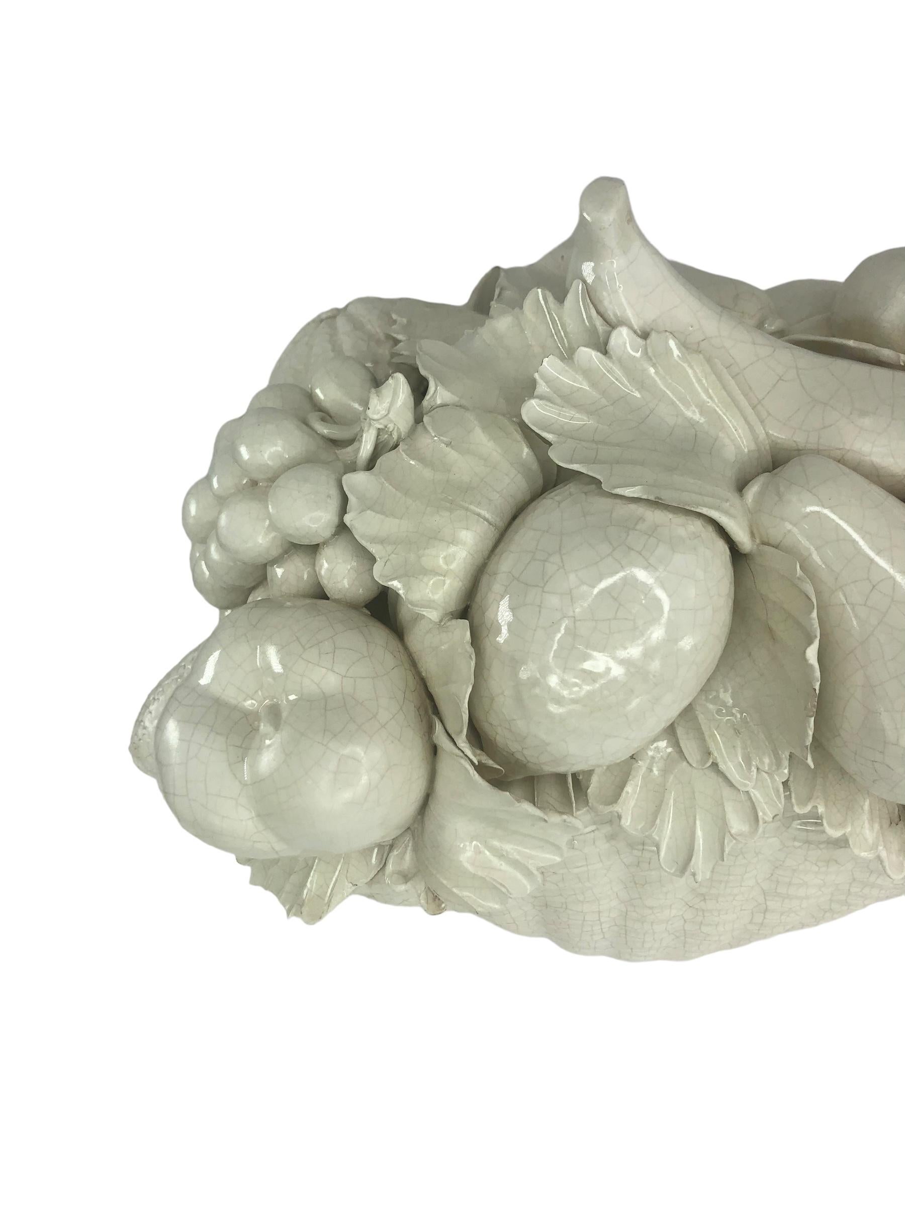 Grande cesto di frutta in ceramica smaltata italiana d'epoca 1