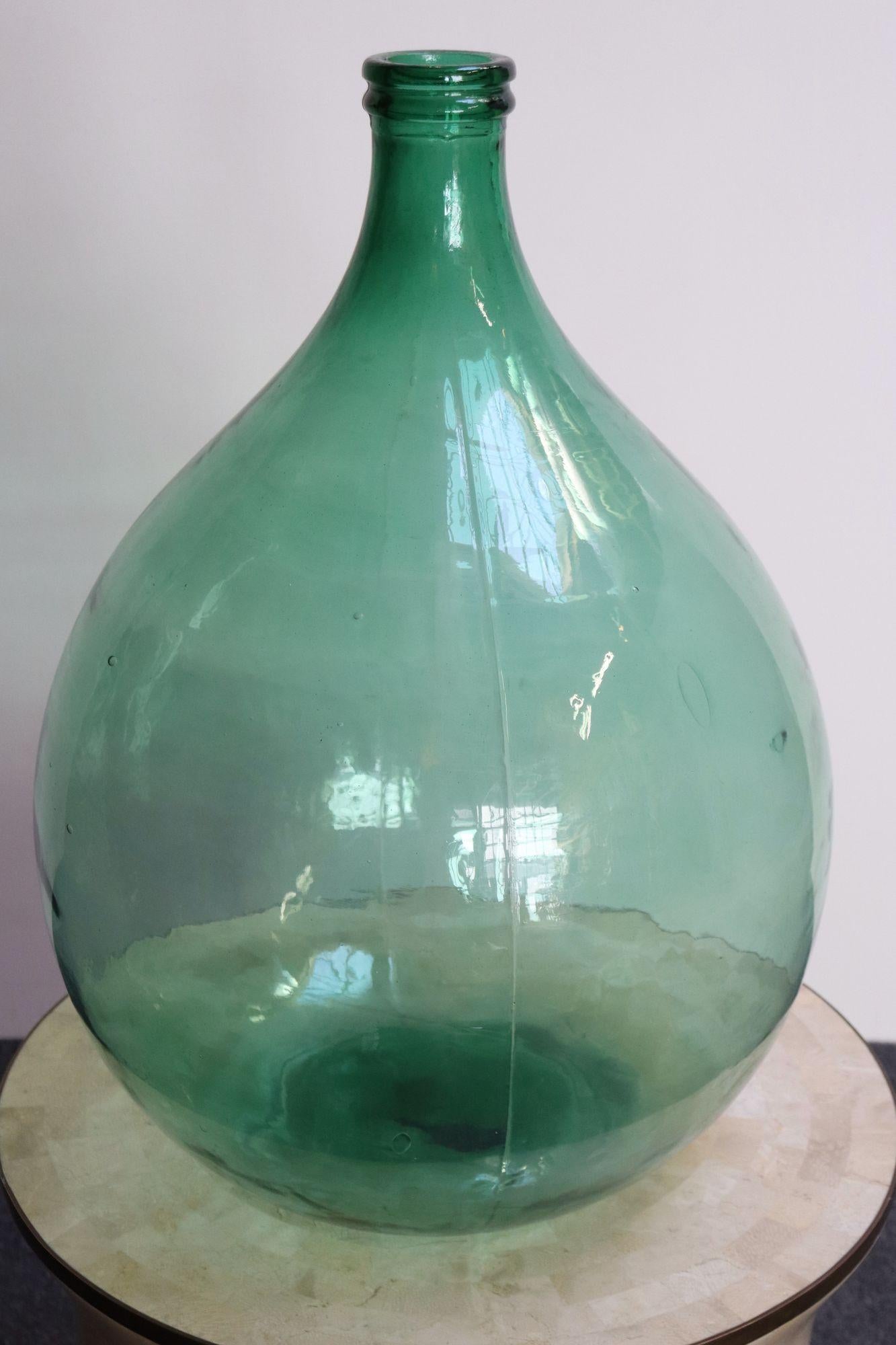 Demijohn / Carboy utilisé à l'origine pour le transport du vin (vers le milieu du 20e siècle, Italie).
Composé de verre soufflé au moule (une méthode acceptée comme 