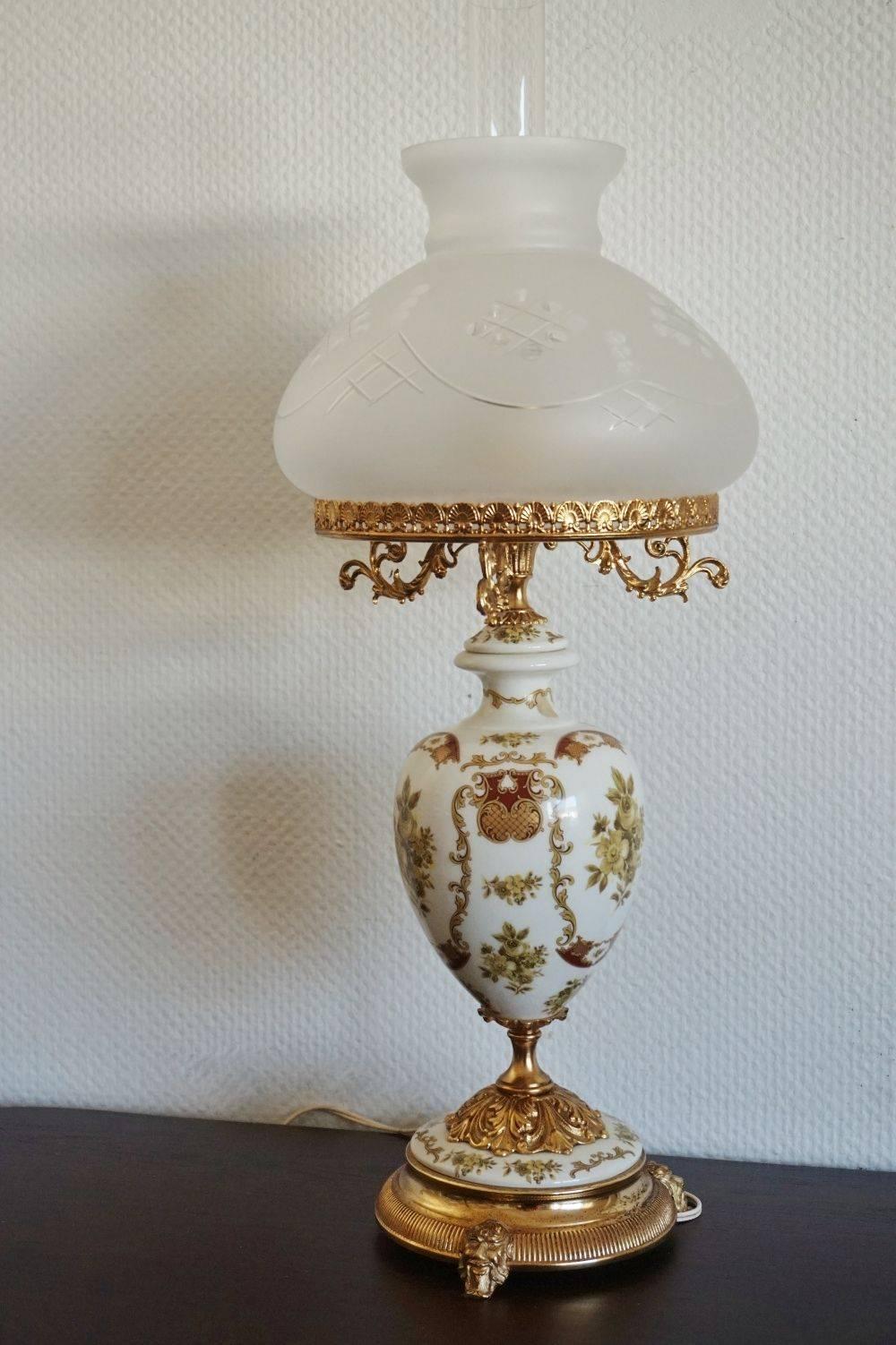 Large Italian hand-painted porcelain and brass vase table lamp with cut frosted glass shade and clear glass chimney, circa 1960.
Very good condition, no chips or cracks, brass with patina of age.

Measures: Total height 28.50 in (72.5 cm)
