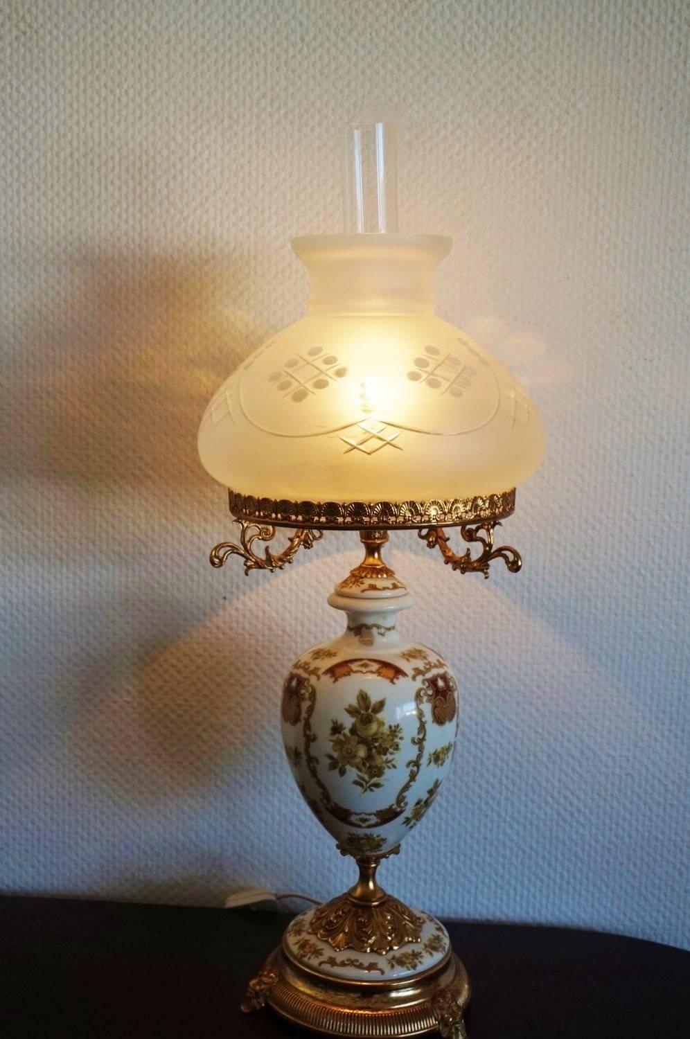 Große italienische Tischlampe mit handbemalter Porzellanvase:: um 1960 (Gegossen)