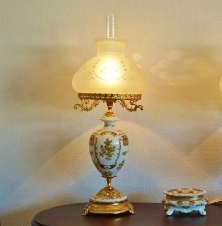 Große italienische Tischlampe mit handbemalter Porzellanvase:: um 1960 (Messing)