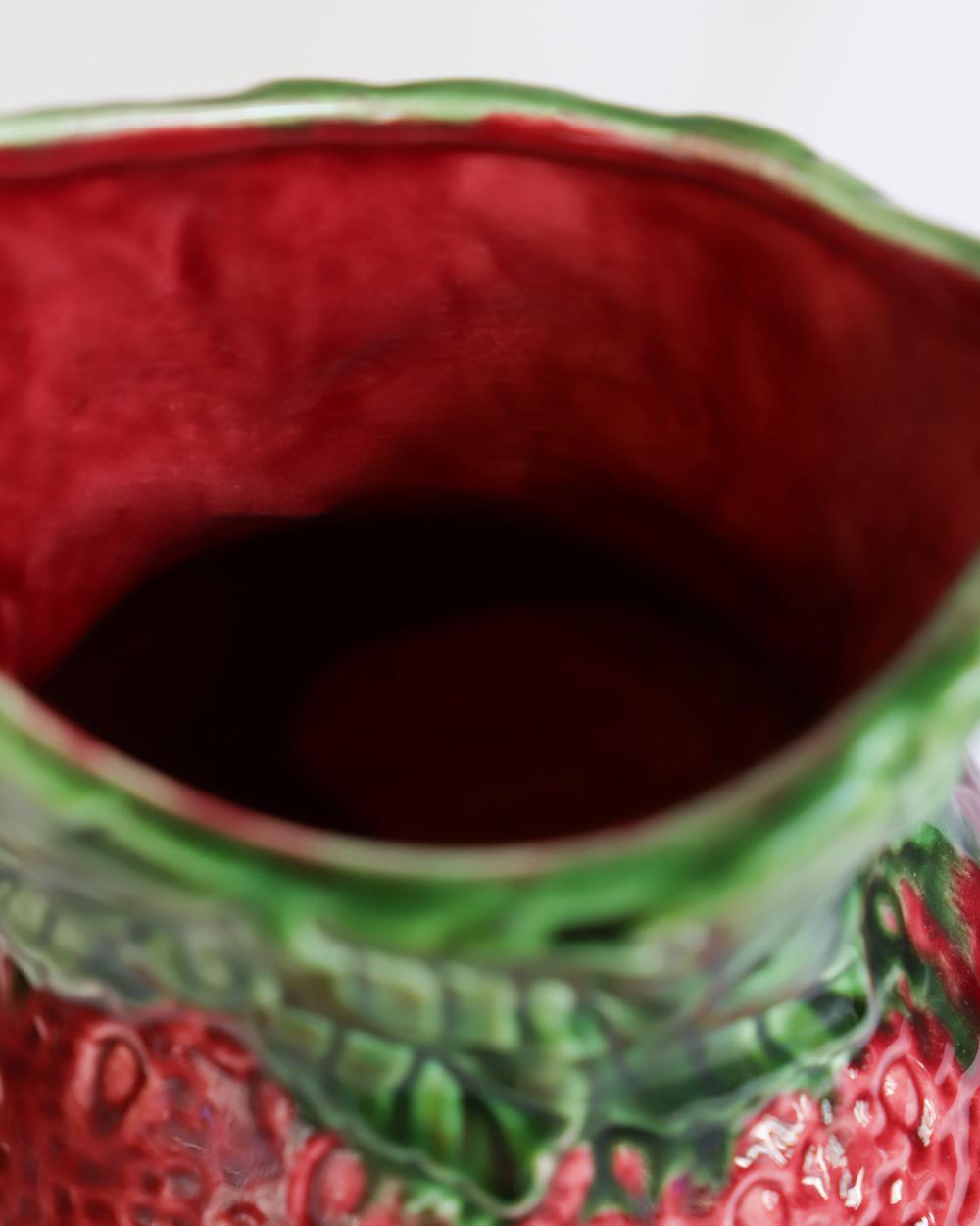 Large Vintage Italian Majolica Ceramic Strawberry-Shaped Pitcher or Jug In Good Condition For Sale In AMSTERDAM, NH