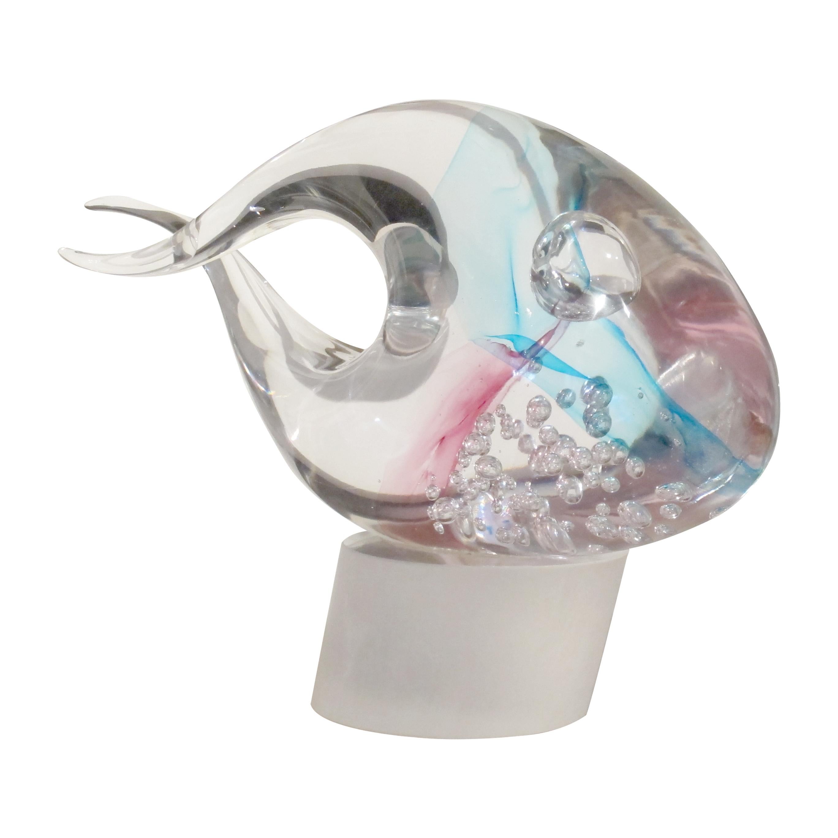 Cette grande sculpture vintage en verre de Murano est un travail d'artisanat italien du milieu du siècle qui prend la forme élégante d'un poisson stylisé. Soufflé à la main dans les années 1960, il présente un design fluide et abstrait, avec un